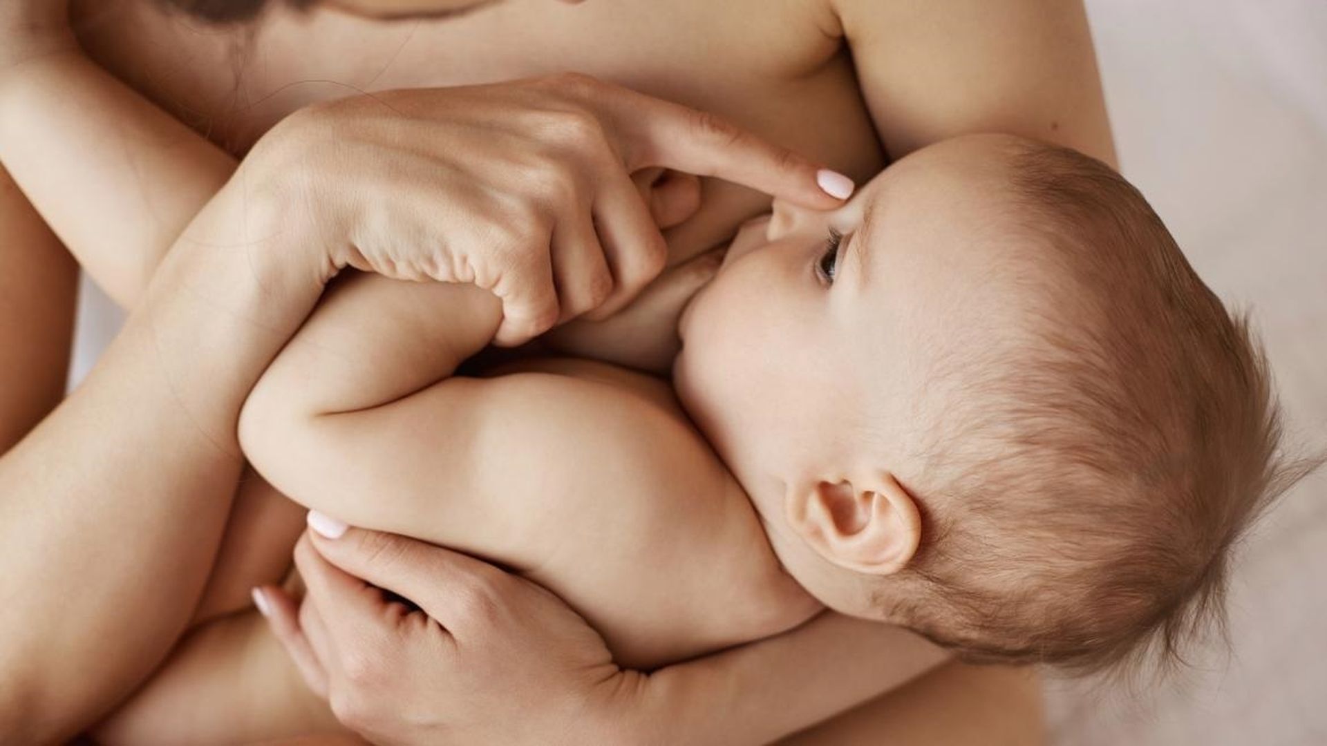 Una madre sostiene a en sus brazos a su bebé Una madre sostiene a en sus brazos a su bebé
