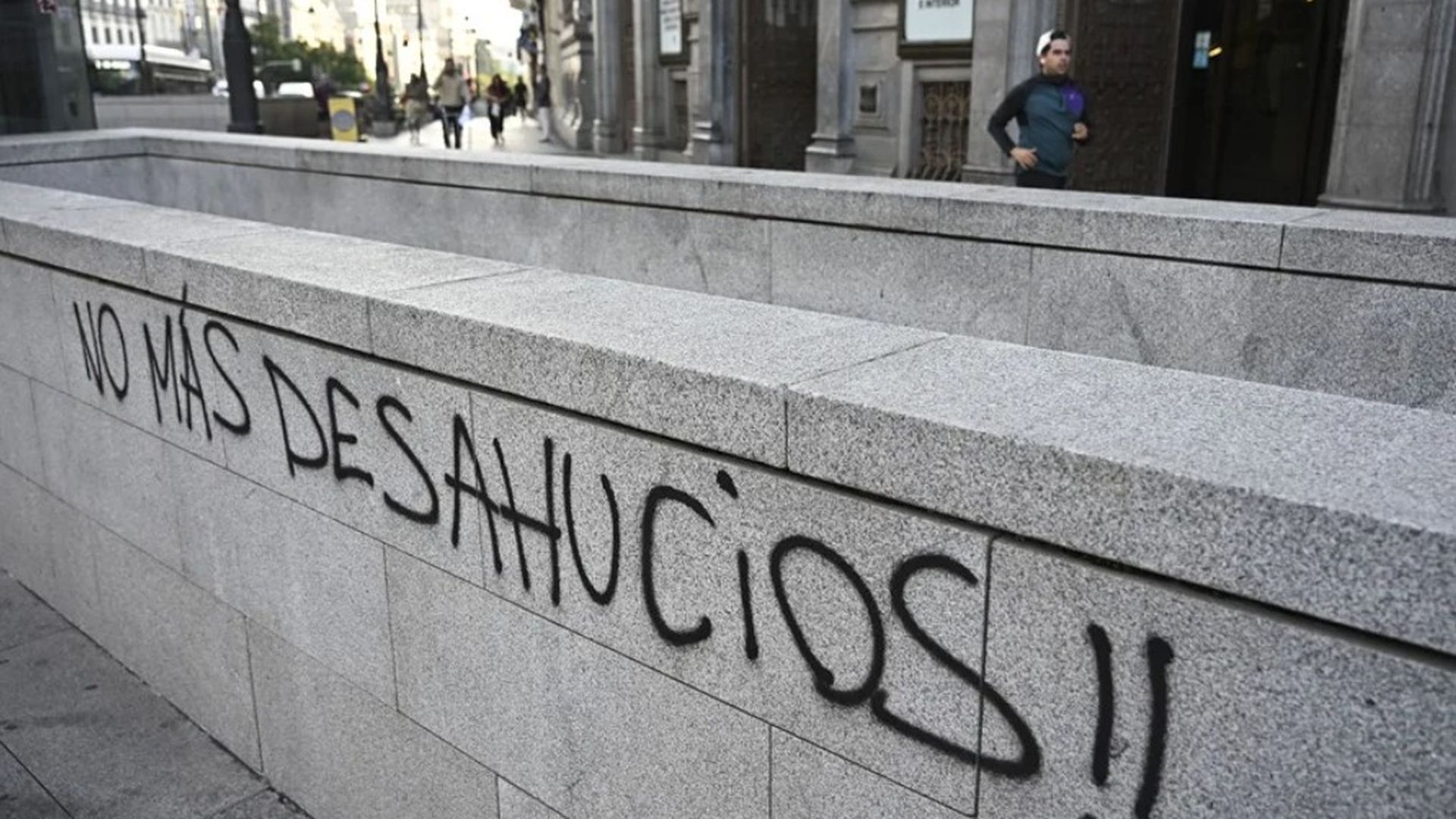 Vista de una pintada en las inmediaciones de la parada de metro de Banco de España junto a la acampada de la Plaza de Sol. Vista de una pintada en las inmediaciones de la parada de metro de Banco de España junto a la acampada de la Plaza de Sol.