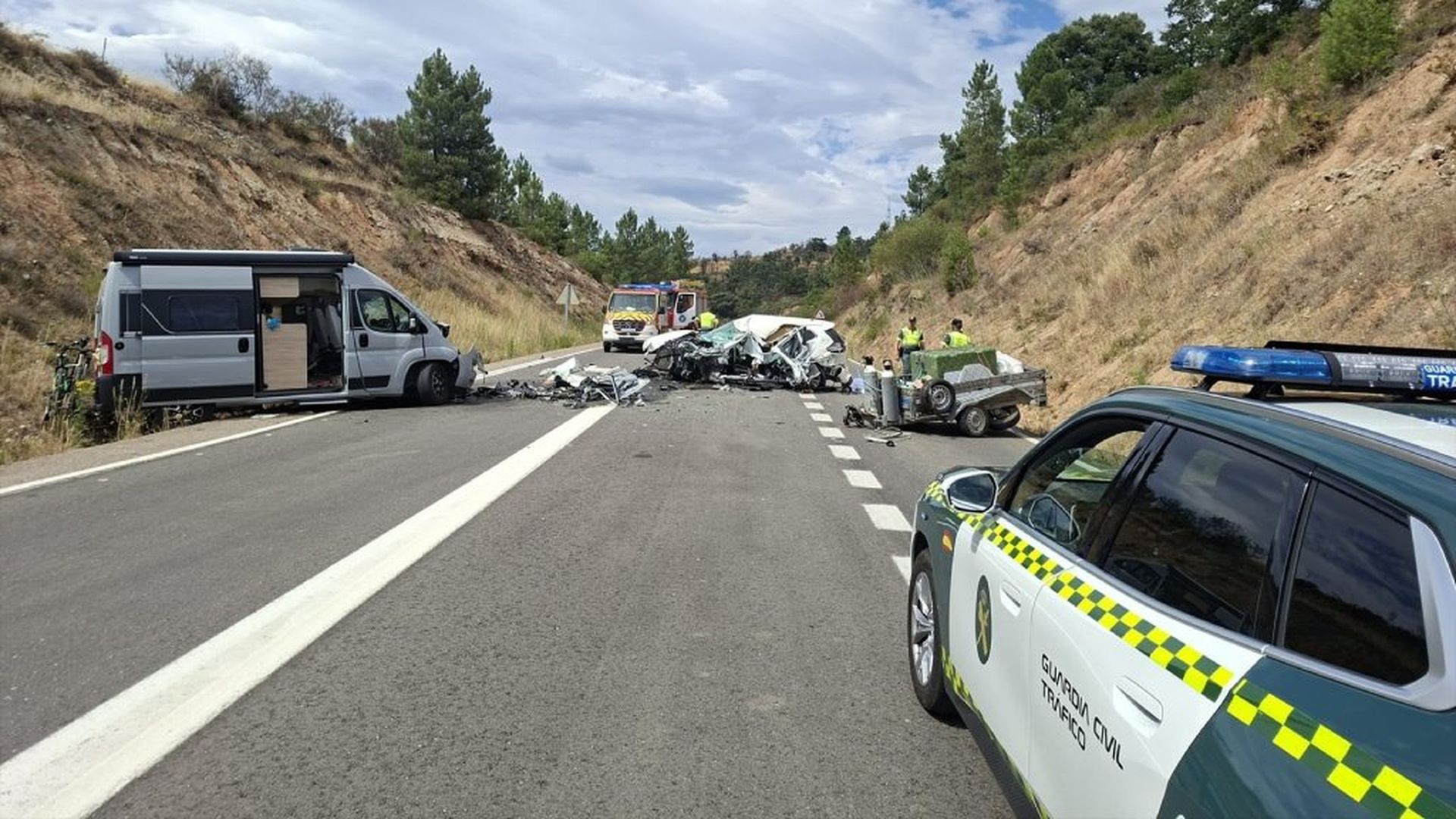 Autoridades atendiendo un accidente de tráfico Autoridades atendiendo un accidente de tráfico