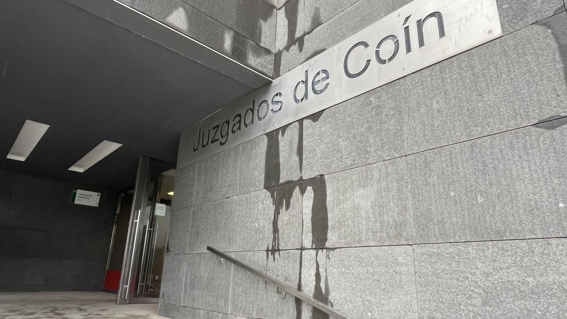 Condenados los padres de un alumno por agredir a dos docentes de un instituto de Coín tras irrumpir la puerta a patadas Condenados los padres de un alumno por agredir a dos docentes de un instituto de Coín tras irrumpir la puerta a patadas