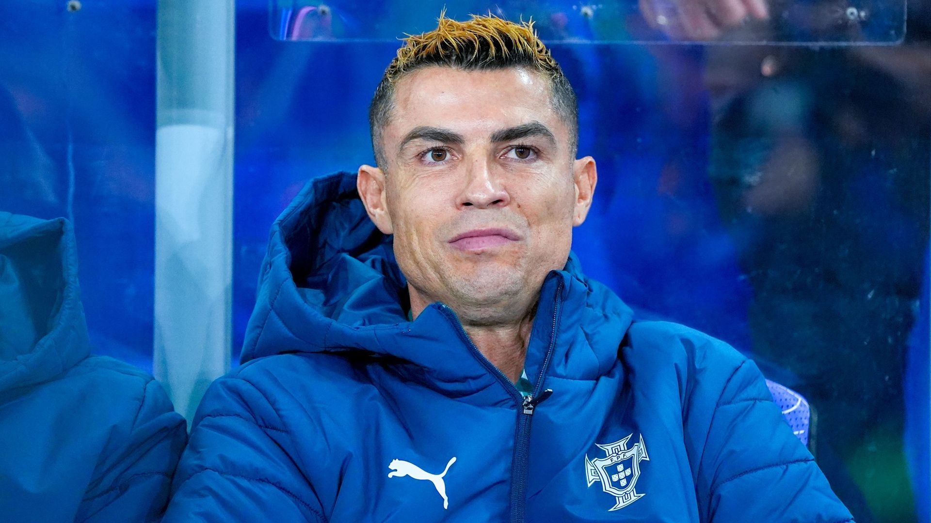 Cristiano Ronaldo en el banquillo durante el partido contra Noruega