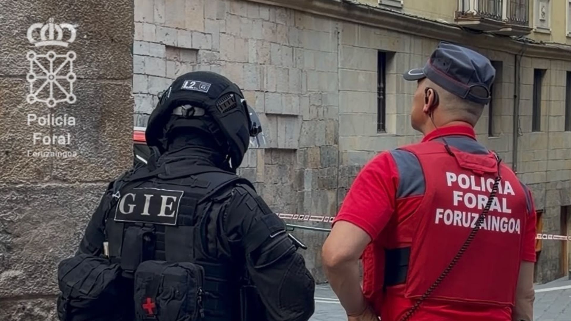 Detenido el hombre de 72 años relacionado con el atrincheramiento en una vivienda de Pamplona tras entregarse a la Policía Detenido el hombre de 72 años relacionado con el atrincheramiento en una vivienda de Pamplona tras entregarse a la Policía
