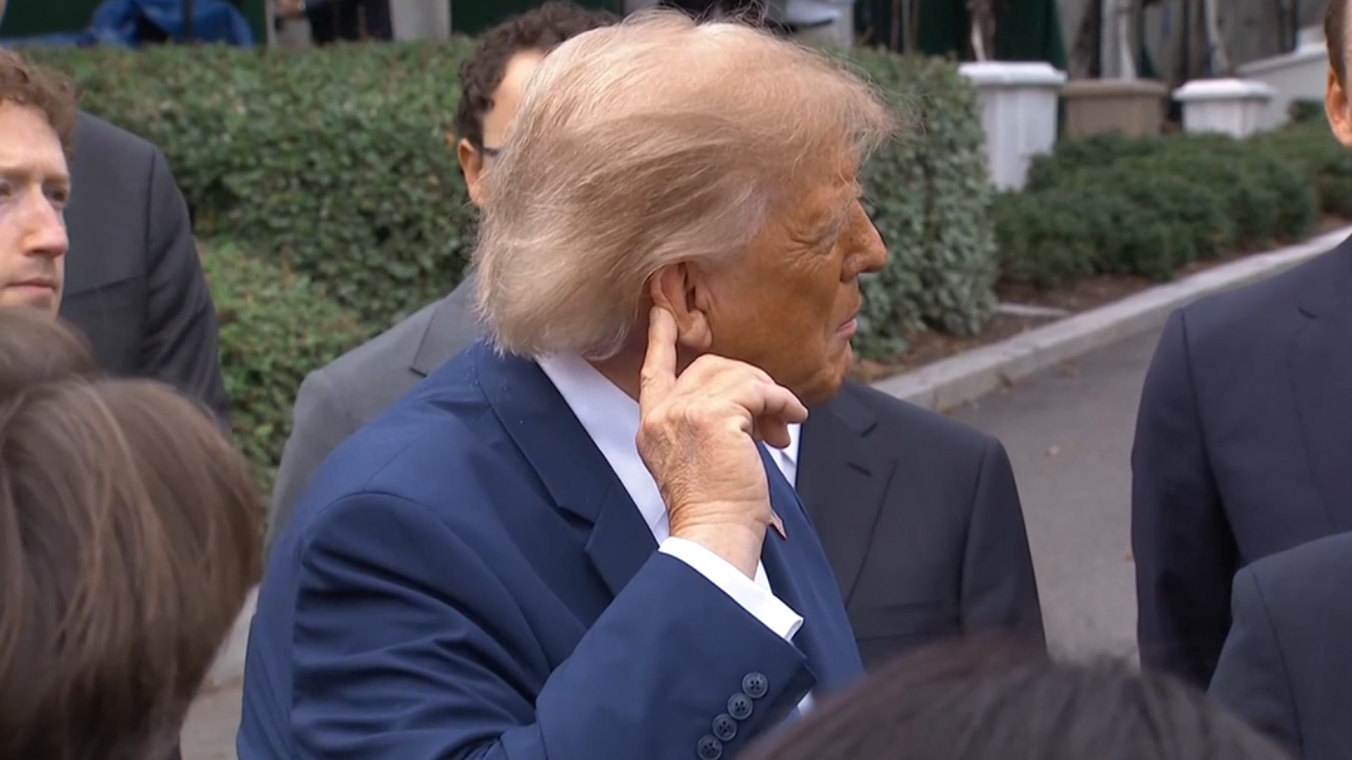 Donald Trump firma una orden para renombrar la Inteligencia Artificial como 'Súper Inteligencia' en todos los organismos del Gobierno