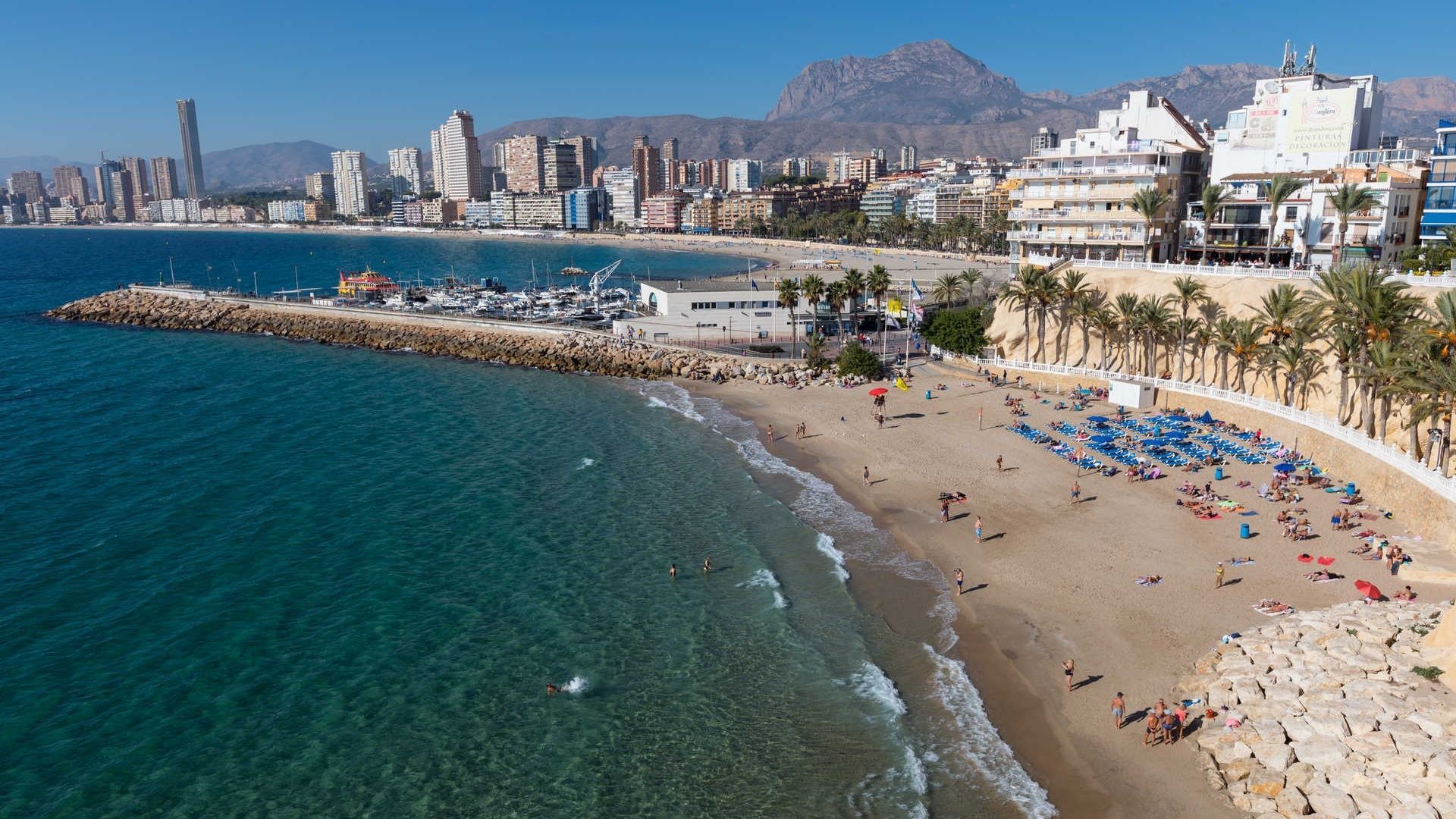 Dos hombres investigados por la muerte de una mujer que practicaba parasailing en Benidorm, Alicante Dos hombres investigados por la muerte de una mujer que practicaba parasailing en Benidorm, Alicante
