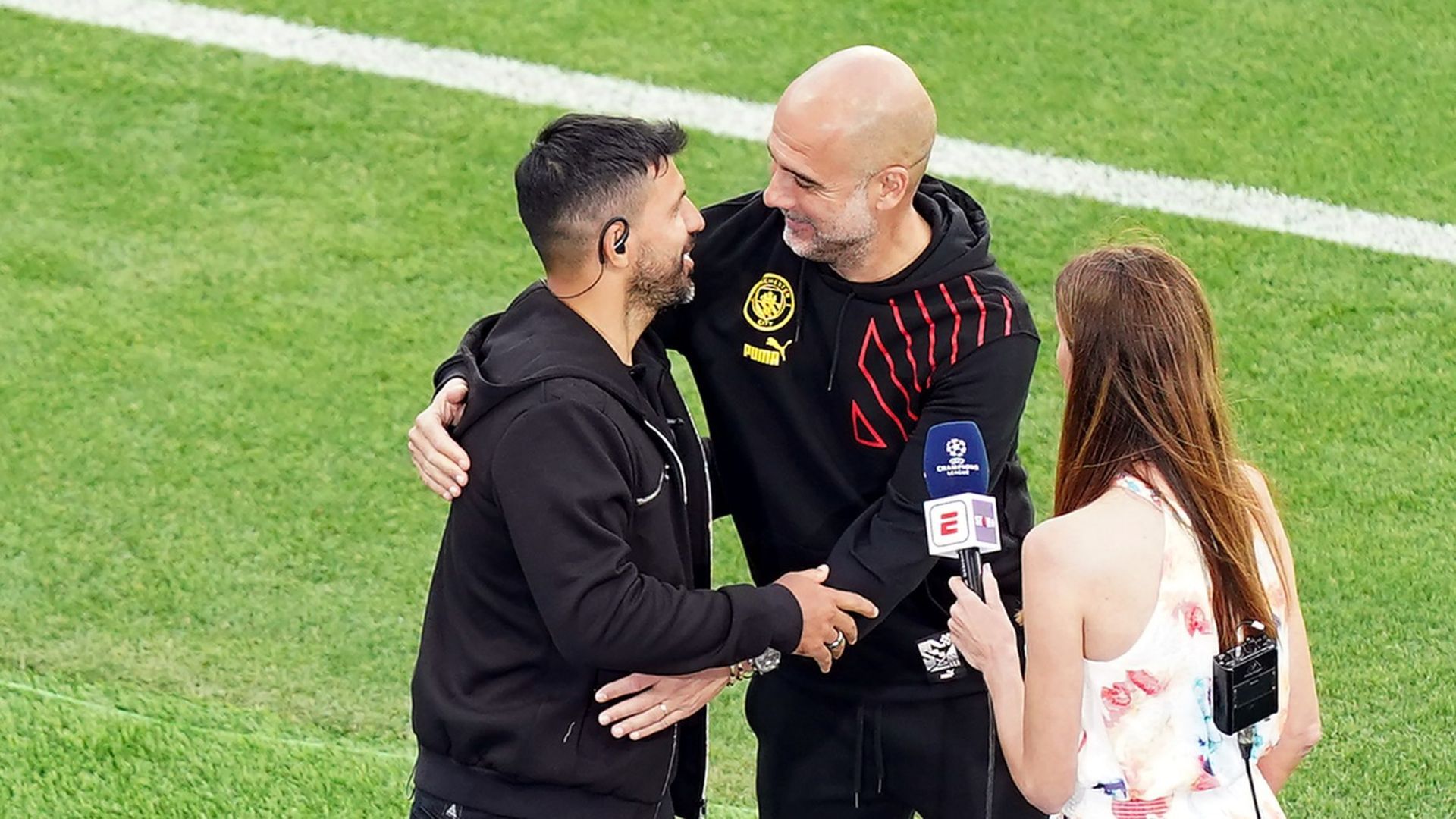 El Kun Agüero saluda a Pep Guardiola