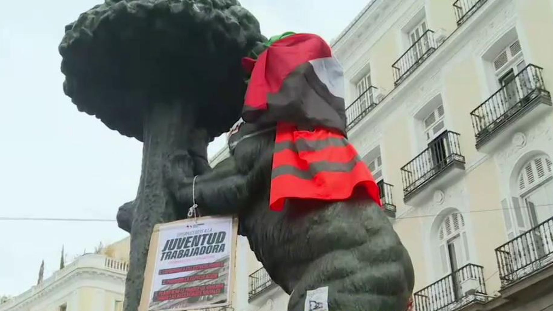 El Oso y el Madroño aparece vandalizado en la acampada por la vivienda en la Puerta de El Sol de Madrid
