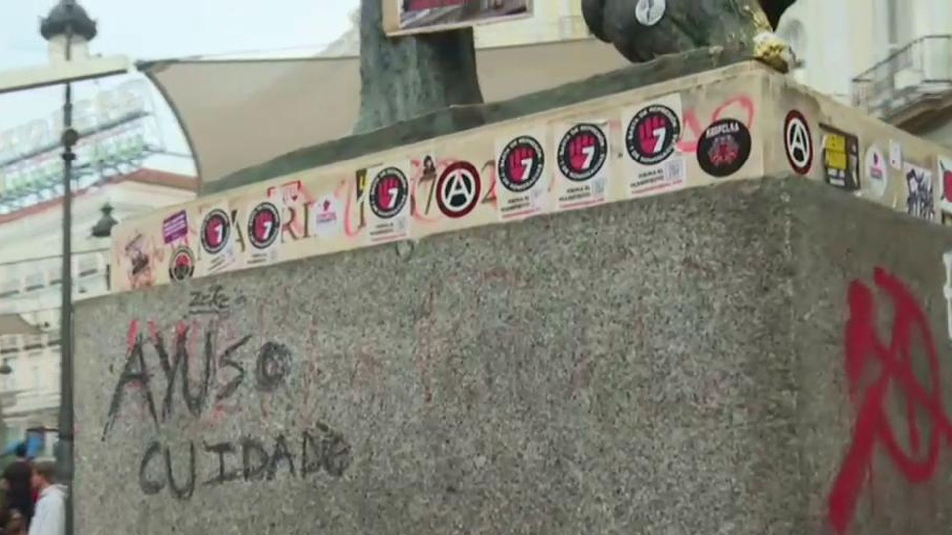 El Oso y el Madroño aparece vandalizado en la acampada por la vivienda en la Puerta de El Sol de Madrid