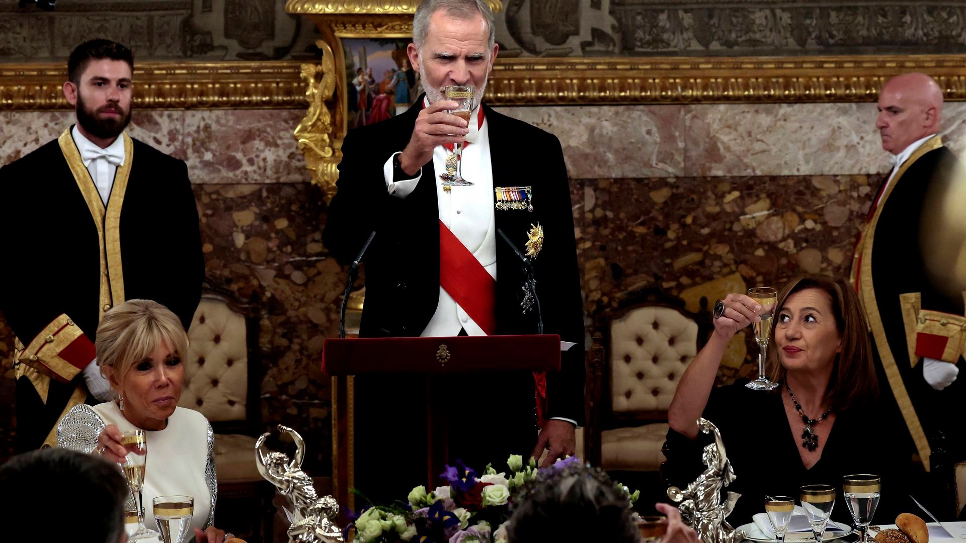 El rey Felipe Vi brinda durante la cena de gala al matrimonio Macron en el Palacio Real