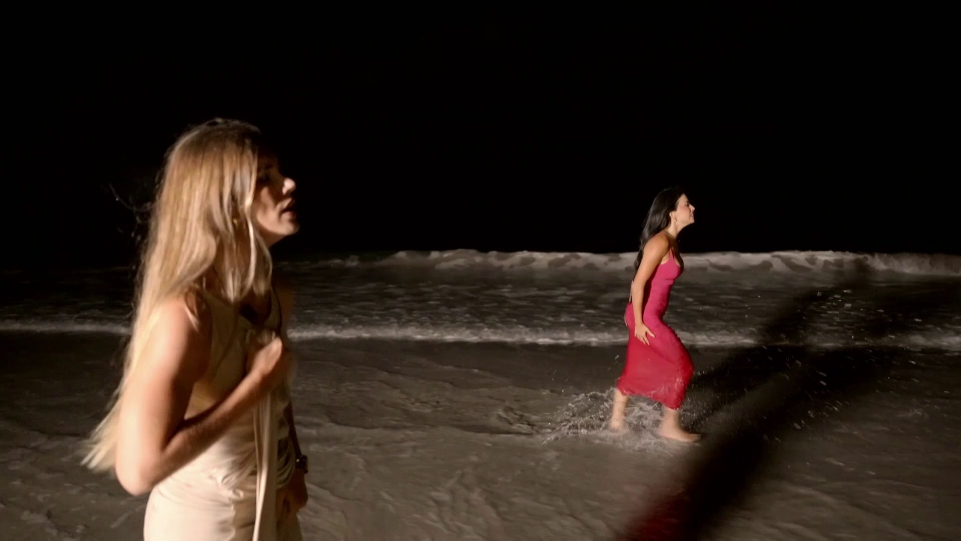 Gema y Paula corren desesperadas por la playa en busca de sus novios mientras Paola estalla