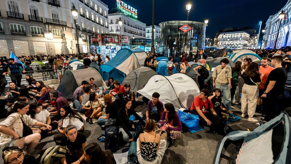 La acampada de la Puerta del Sol sigue creciendo y rechaza las "migajas" de los decretos de vivienda del Gobierno: "Vamos a seguir aquí"