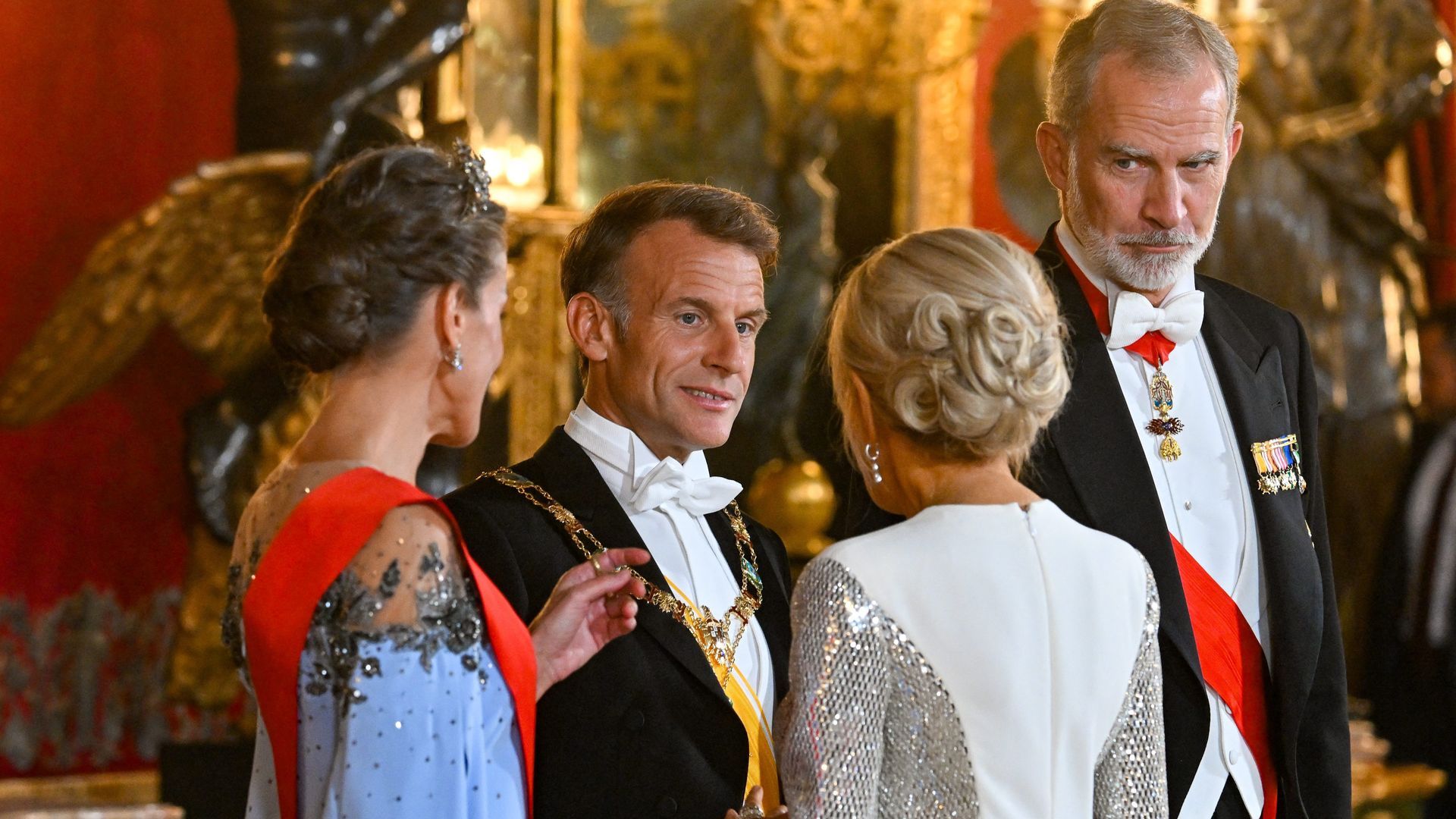 La cena de gala de los reyes y los Macron: el menú, el gesto de Brigitte con Felipe VI y la mención a Leonor y Sofía La cena de gala de los reyes y los Macron: el menú, el gesto de Brigitte con Felipe VI y la mención a Leonor y Sofía