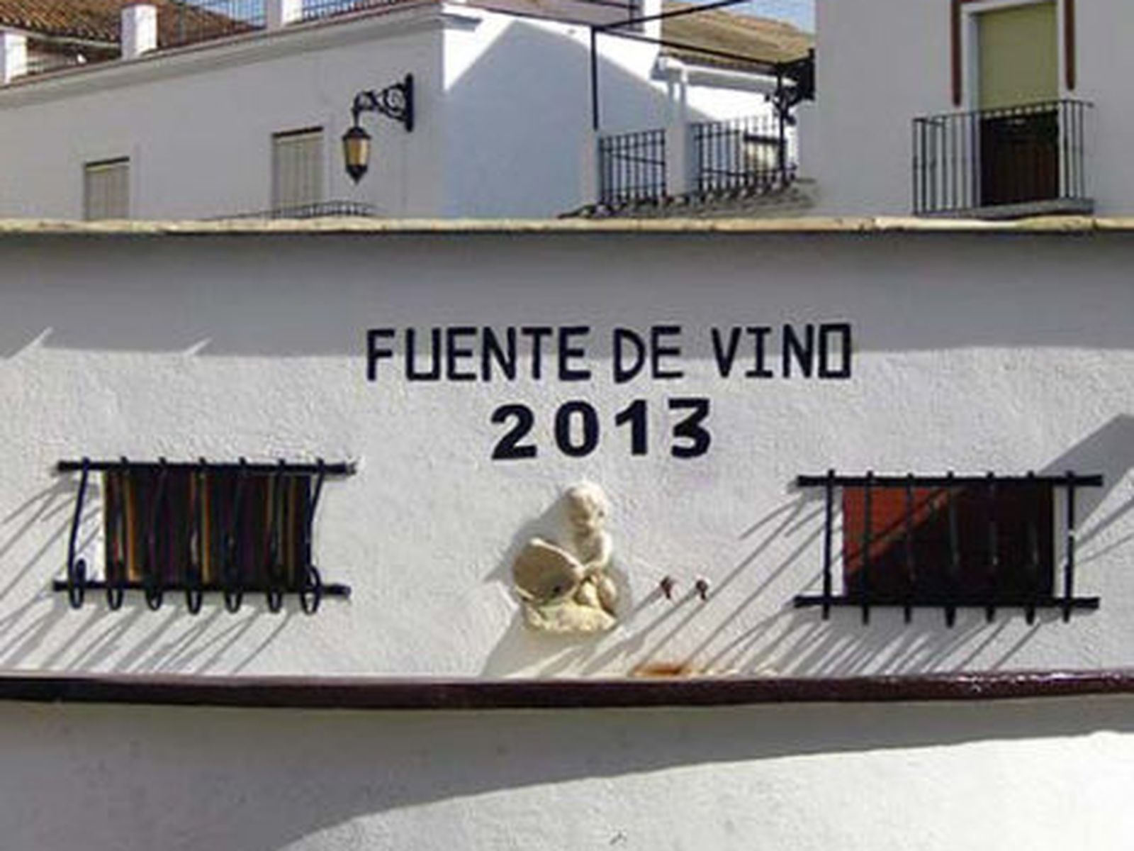 La fuente más famosa que emana vino gratis en vez de agua desde 1967 durante las fiestas de Cádiar, Granada