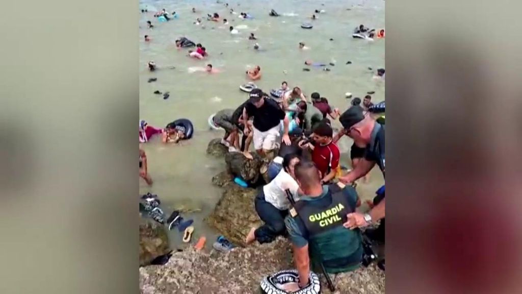 Las nuevas imágenes del asalto a Ceuta muestran intentos de ahogar a vulnerables para quedarse los flotadores