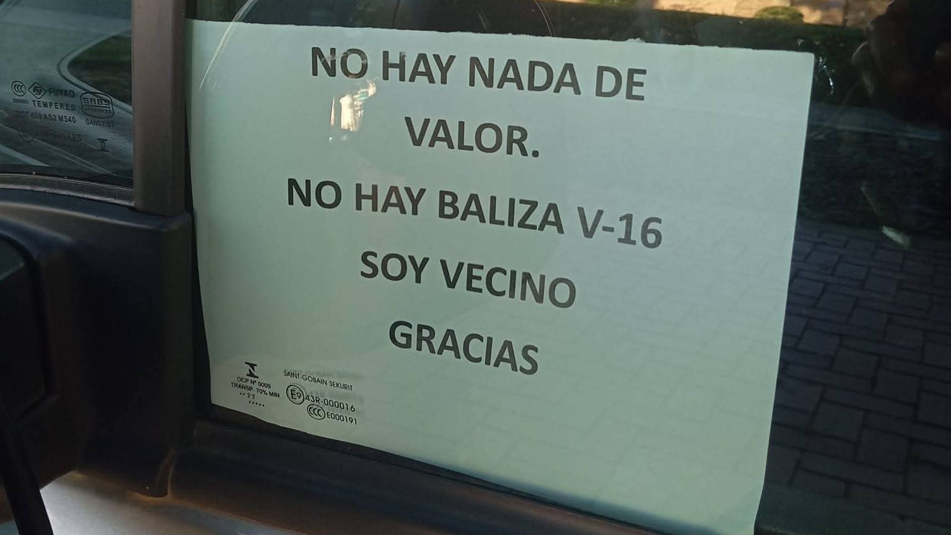 Los carteles que dejan los vecinos del Cabanyal en sus coches Los carteles que dejan los vecinos del Cabanyal en sus coches