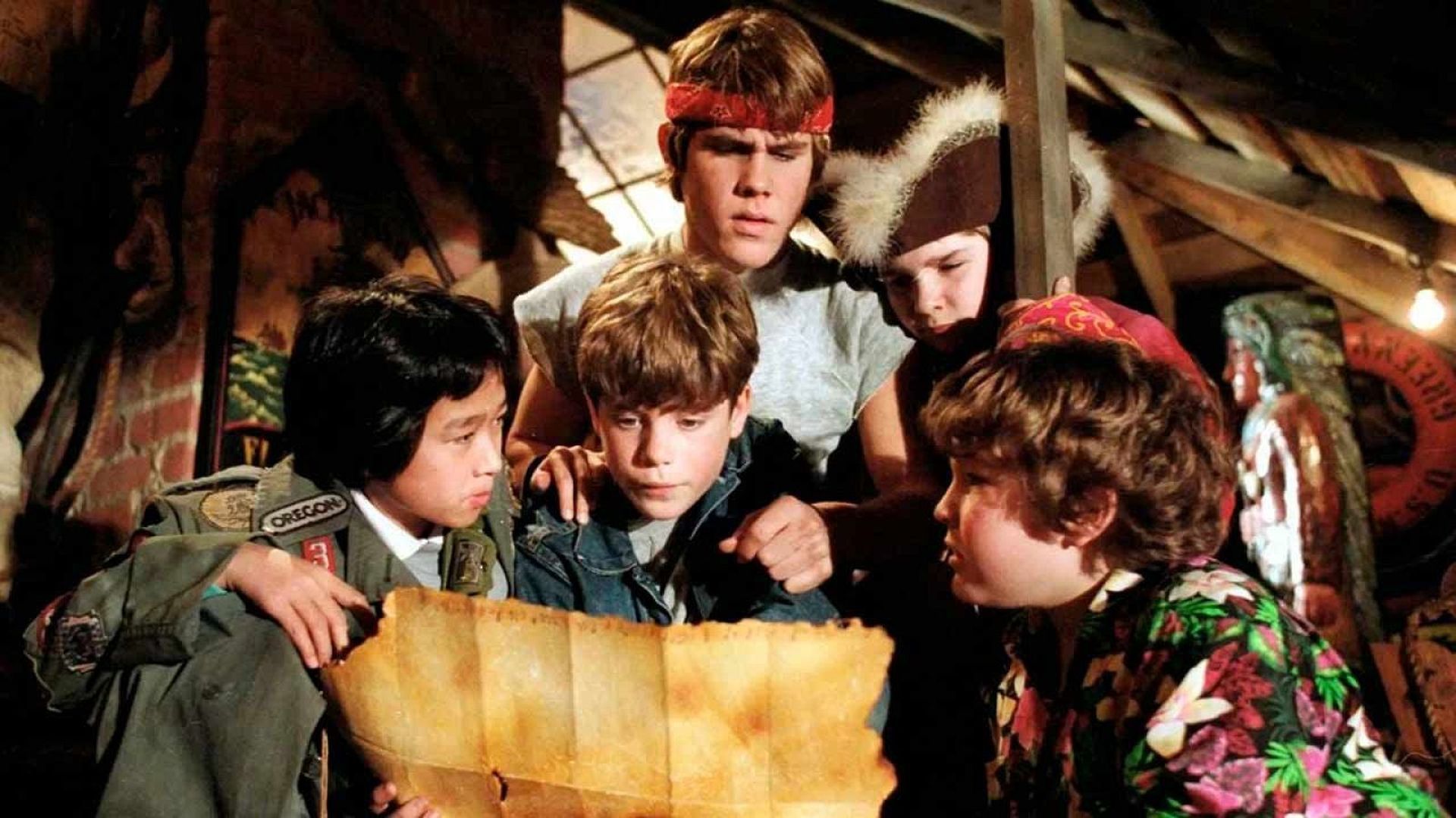 Los Goonies planeando