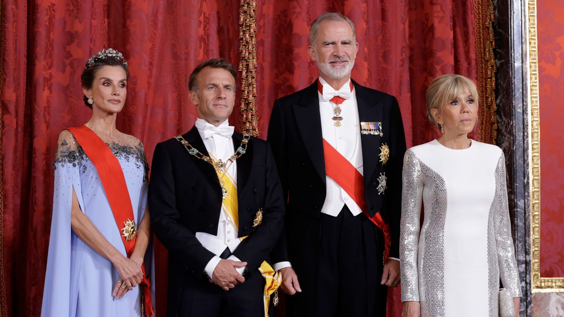 Los reyes de España, Felipe VI y Letizia (i), posan con el presidente de la República de Francia, Emmanuel Macron (2-i), y la primera dama Brigitte Macron (d), a su llegada a la cena de gala que se celebra este martes en el Palacio Real, en Madrid. Los reyes de España, Felipe VI y Letizia (i), posan con el presidente de la República de Francia, Emmanuel Macron (2-i), y la primera dama Brigitte Macron (d), a su llegada a la cena de gala que se celebra este martes en el Palacio Real, en Madrid.