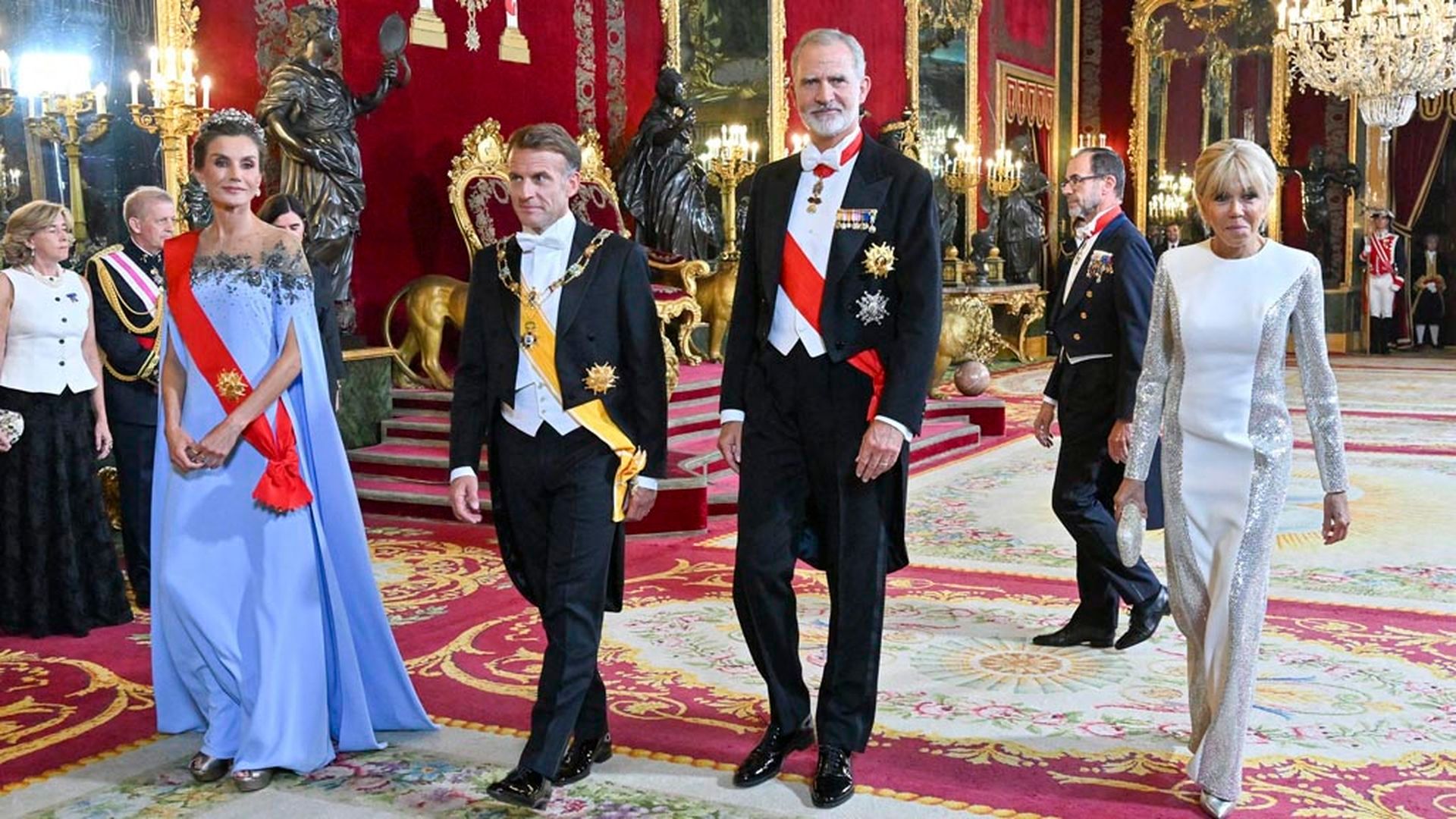 La cena de gala de los reyes en honor a los Macron: el menú, el gesto de Brigitte con Felipe VI y la mención a Leonor y Sofía