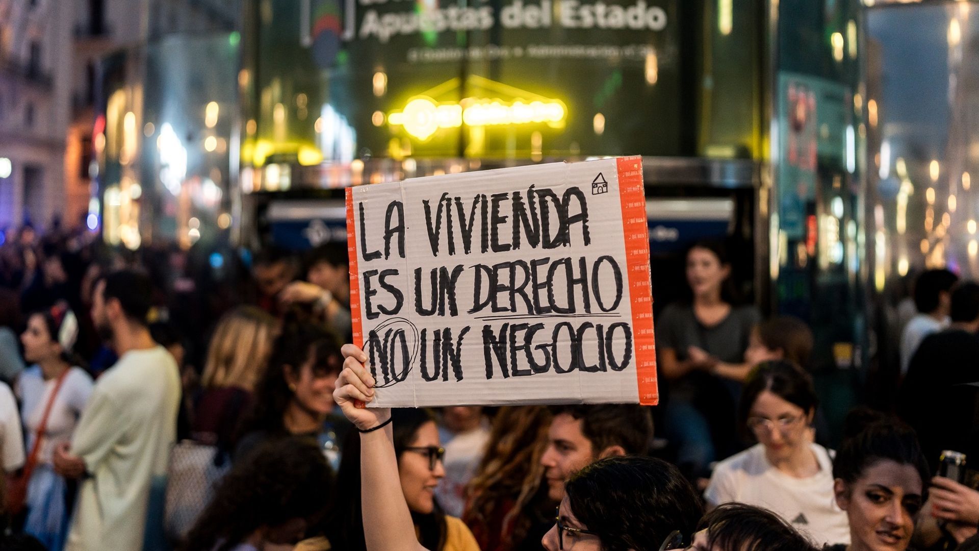 Manifestantes por la vivienda en la Puerta del Sol Manifestantes por la vivienda en la Puerta del Sol