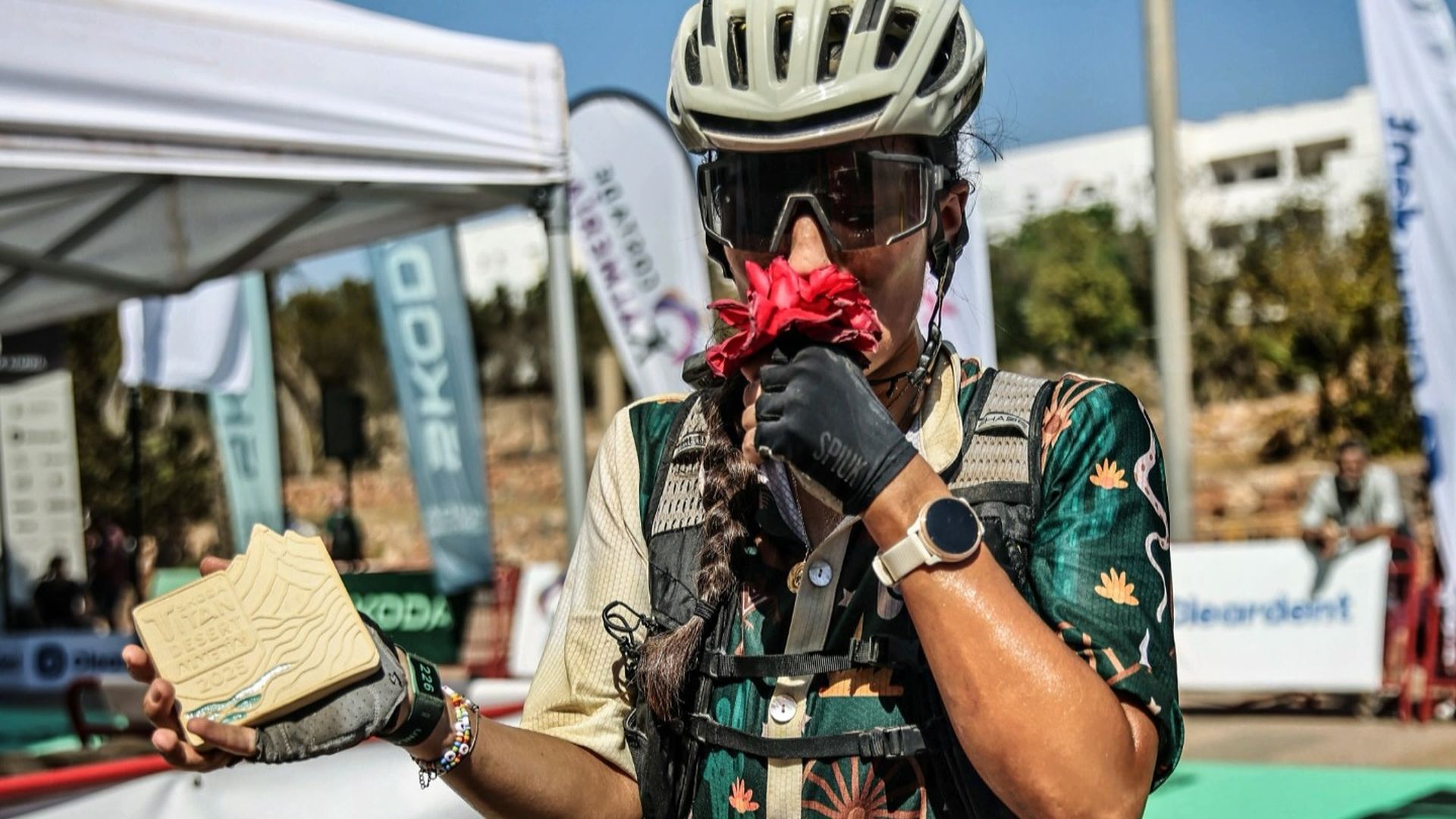 Mireia Fernández tras finalizar la Titan Desert Almería 2025 junto a su rosa Mireia Fernández tras finalizar la Titan Desert Almería 2025 junto a su rosa