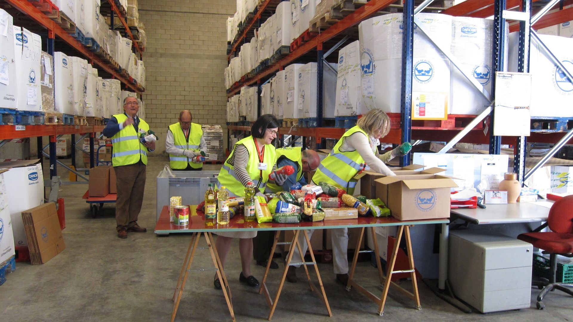 Muere un voluntario de 70 años del Banco de Alimentos de Zaragoza tras sufrir una caída en el almancén Muere un voluntario de 70 años del Banco de Alimentos de Zaragoza tras sufrir una caída en el almancén