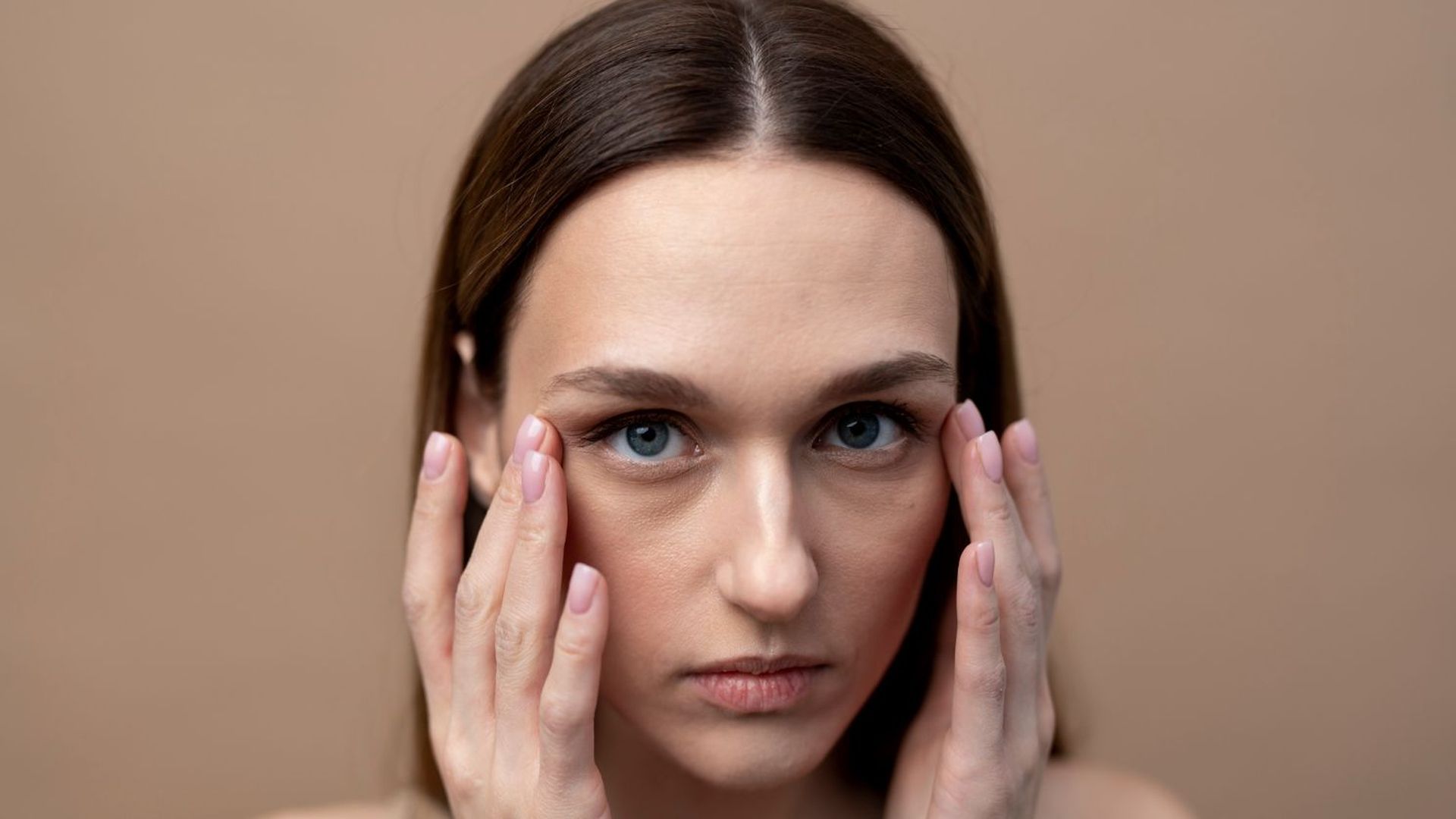 Mujer con ojeras marcadas Mujer con ojeras marcadas