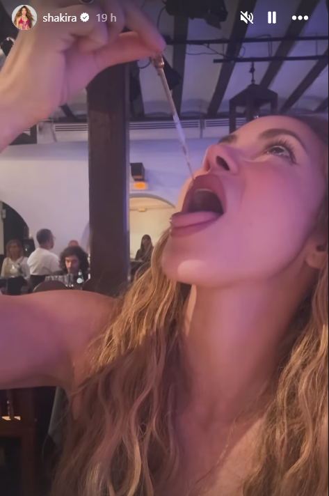 Shakira, probando el vino en pipeta