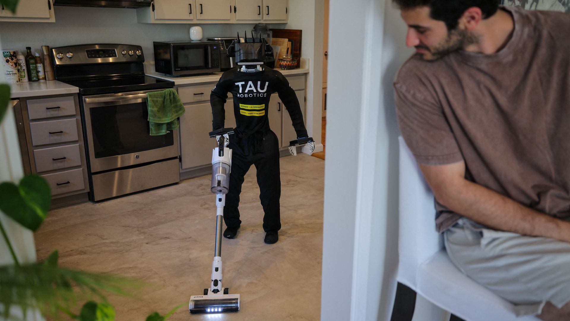Un robot humanoide de Tau Robotics limpia el suelo de un apartamento en el centro de San Francisco, California, EE. UU Un robot humanoide de Tau Robotics limpia el suelo de un apartamento en el centro de San Francisco, California, EE. UU