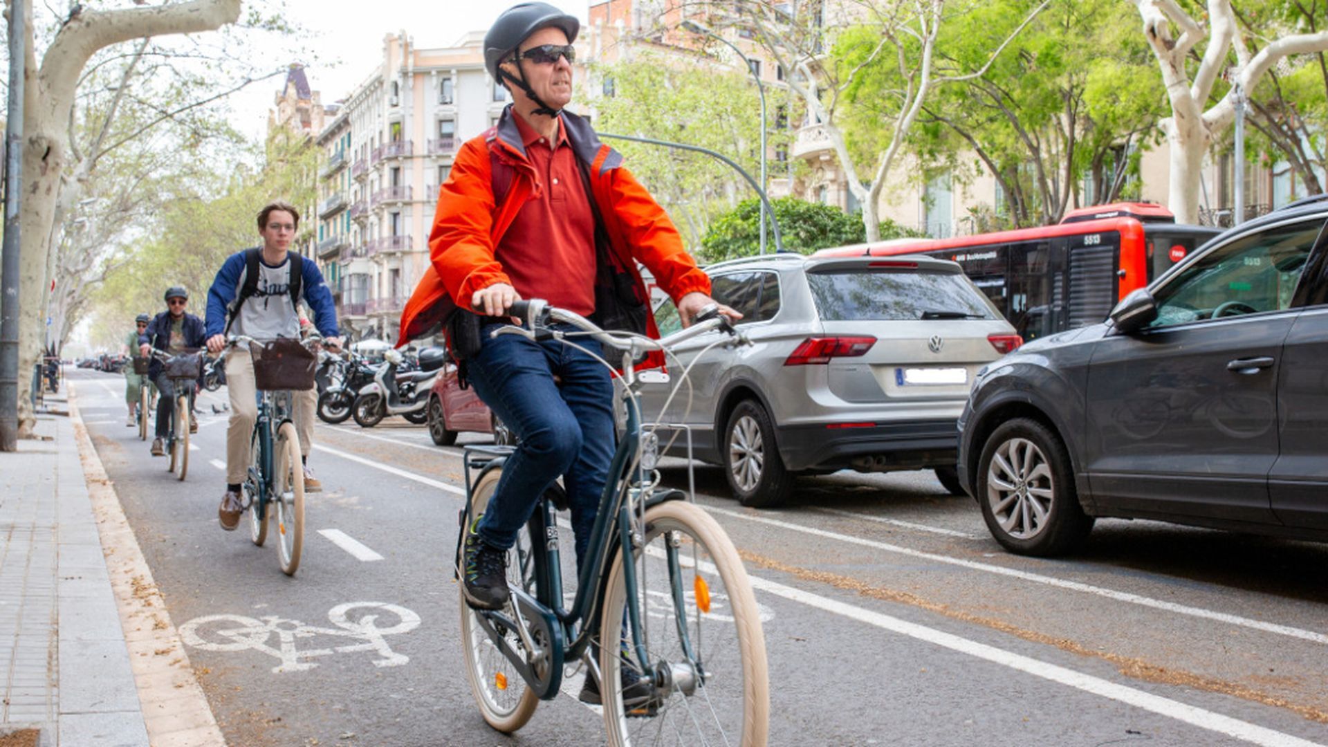 Varios ciclistas circulando por el carril bici