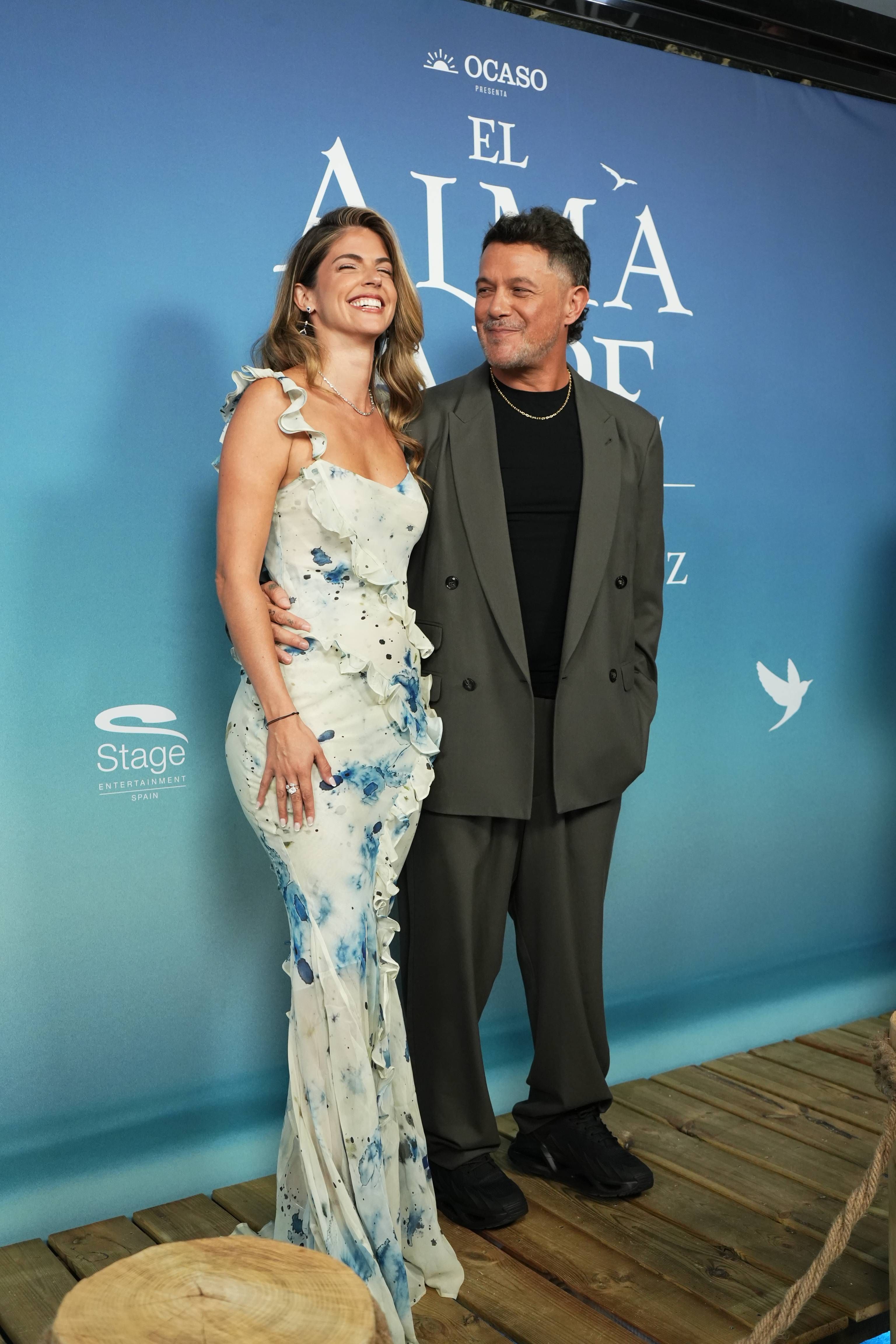 Alejandro Sanz y Stephanie Cayo