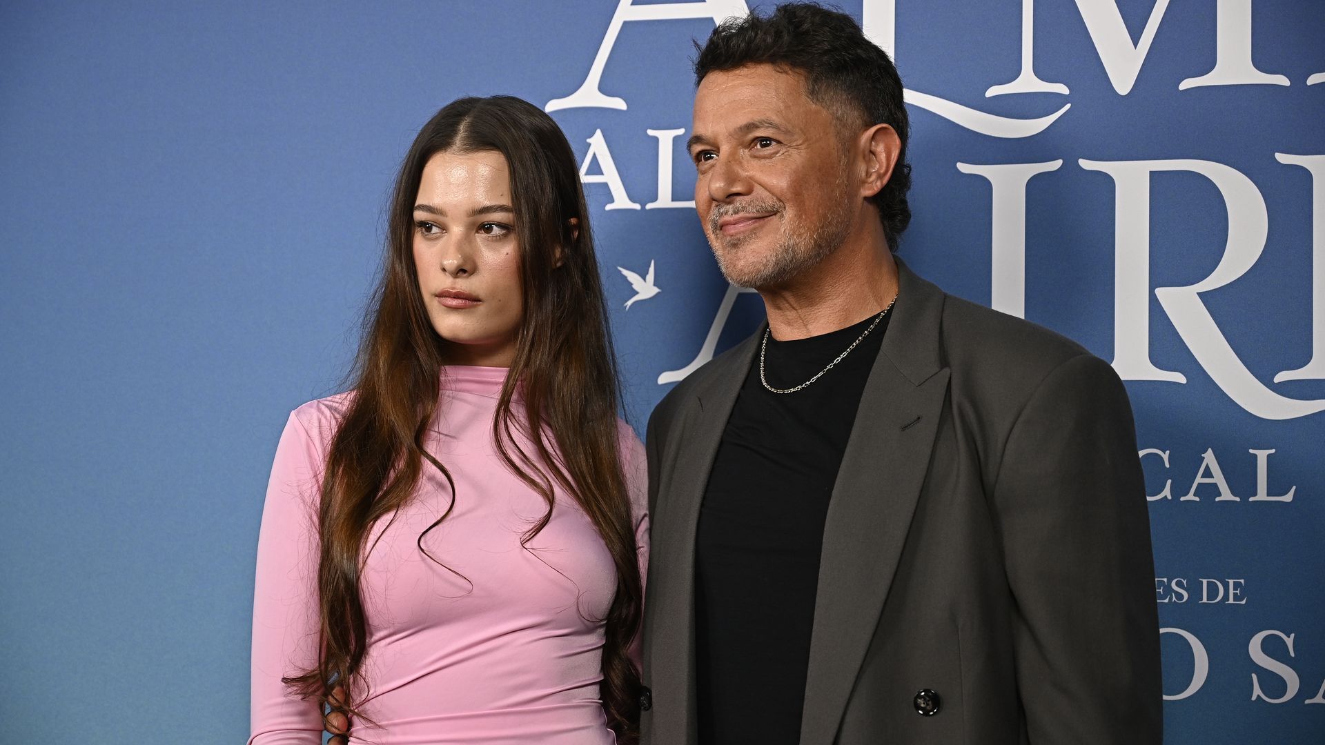 Alejandro Sanz y su hija, Manuela, en la presentación de 'El alma al aire'