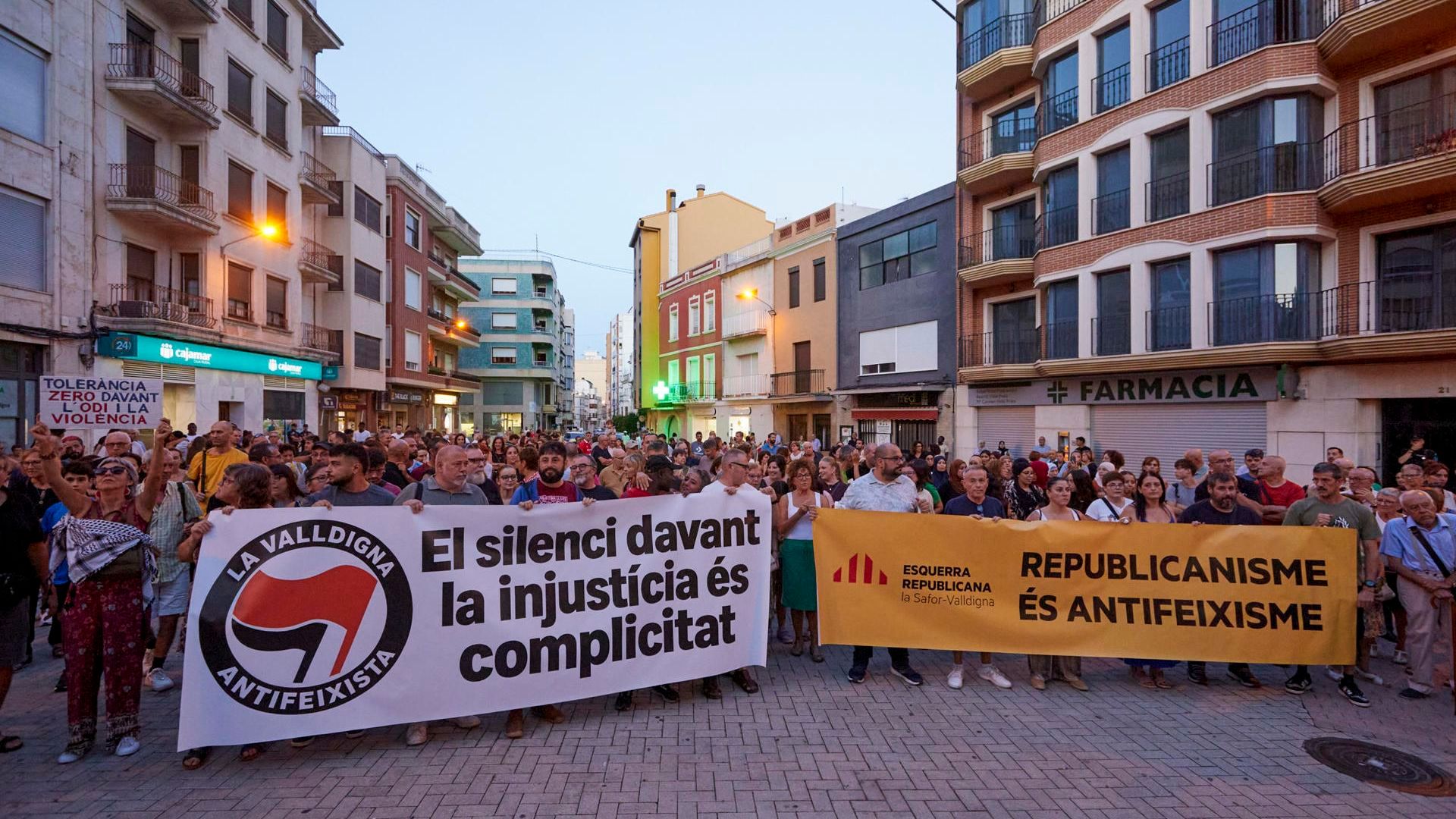Cinco jóvenes detenidos, dos de ellos menores, por apalizar a un magrebí en Tavernes de la Valldigna, Valencia: la agresión fue grabada y difundida en redes Cinco jóvenes detenidos, dos de ellos menores, por apalizar a un magrebí en Tavernes de la Valldigna, Valencia: la agresión fue grabada y difundida en redes