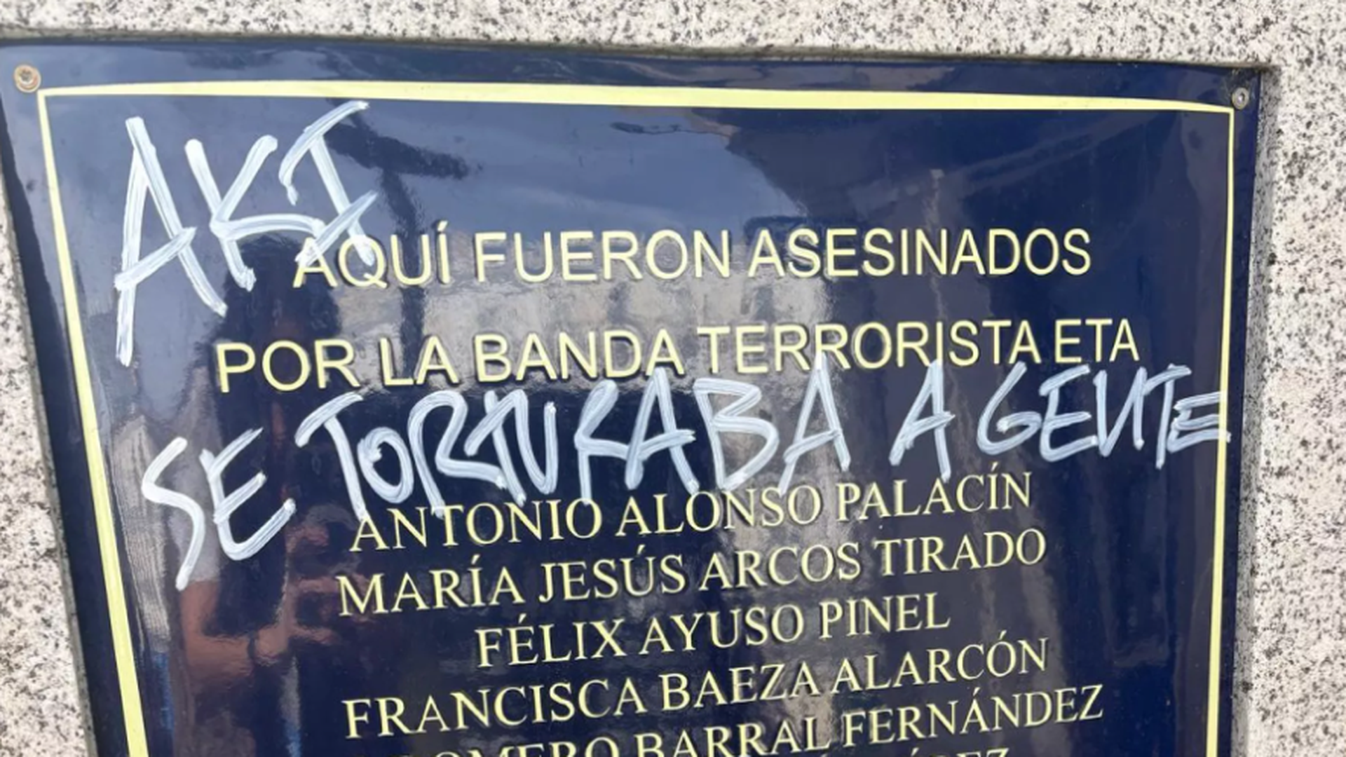 Daniel Portero, víctima de ETA, denuncia al Sindicato de Inquilinas por pintadas en Sol.JPG Daniel Portero, víctima de ETA, denuncia al Sindicato de Inquilinas por pintadas en Sol.JPG