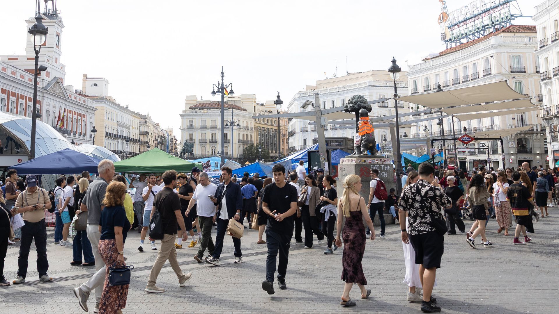 Decenas de personas pasean por la Puerta del Sol, a 30 de septiembre de 2026, en Madrid Decenas de personas pasean por la Puerta del Sol, a 30 de septiembre de 2026, en Madrid