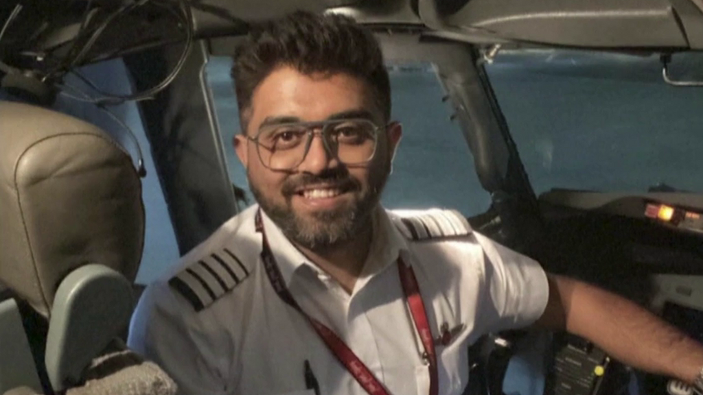 El piloto acuchillado del avión israelí del vuelo FZ1073 logró abrir la cabina "casi masacrado hasta la muerte" y ello permitió a los pasajeros reducir al agresor