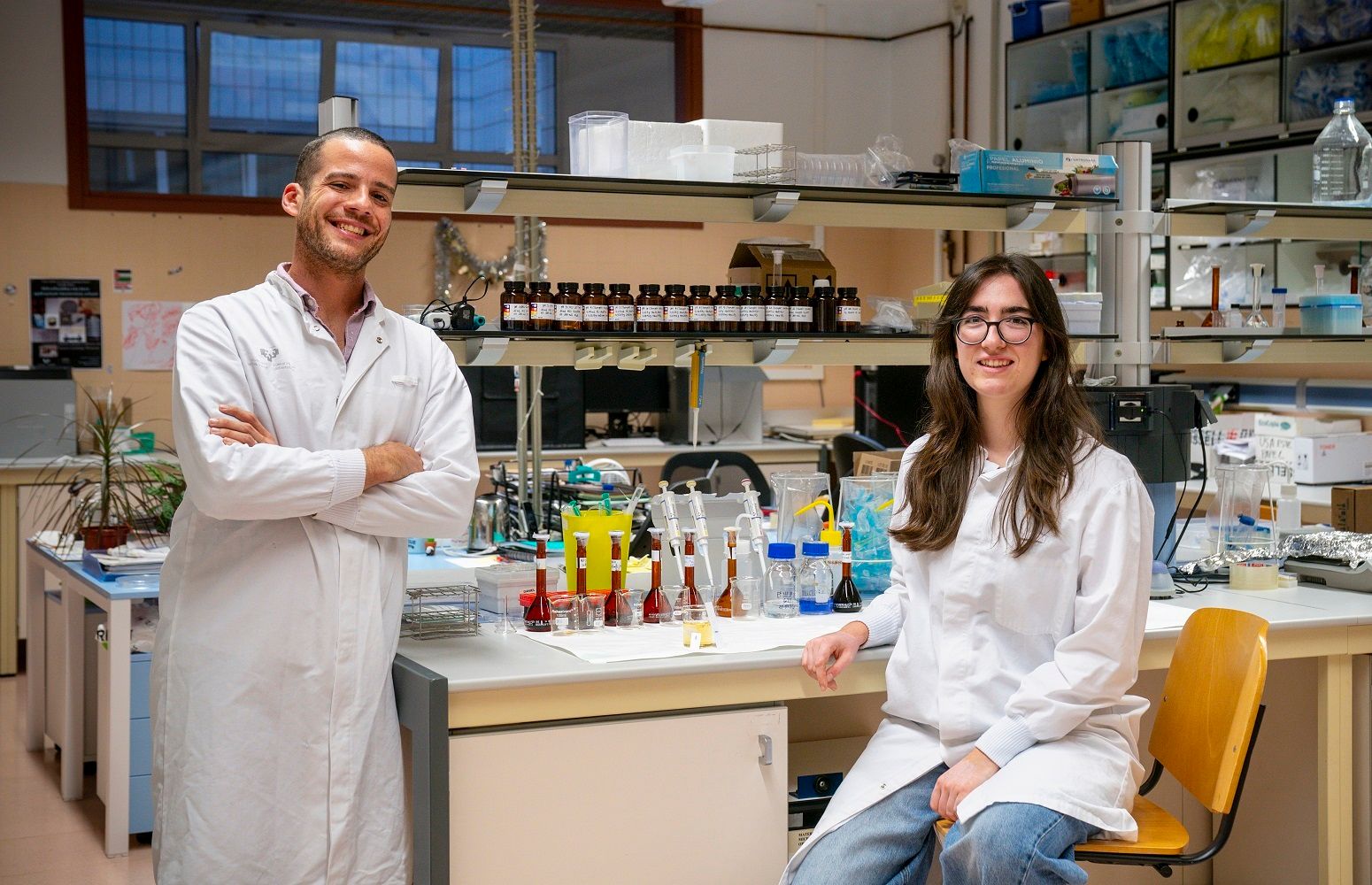 Enrique Azuaje e Isabel Poves, investigadores del grupo de investigación Microfluidics Cluster EHU
