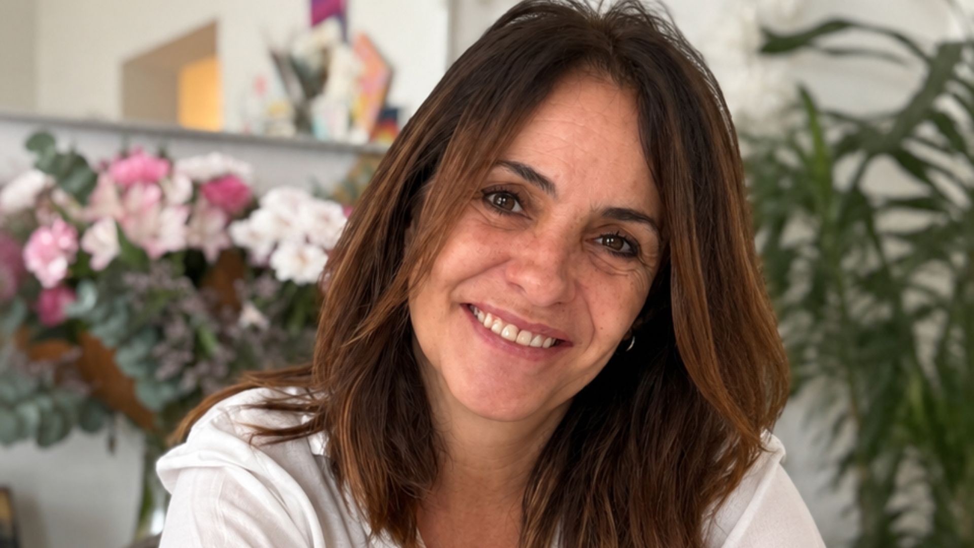 Entramos en la casa de Melani Olivares en el centro de Madrid: fusión de estilos, cocina bañada de blanco y gran comedor Entramos en la casa de Melani Olivares en el centro de Madrid: fusión de estilos, cocina bañada de blanco y gran comedor
