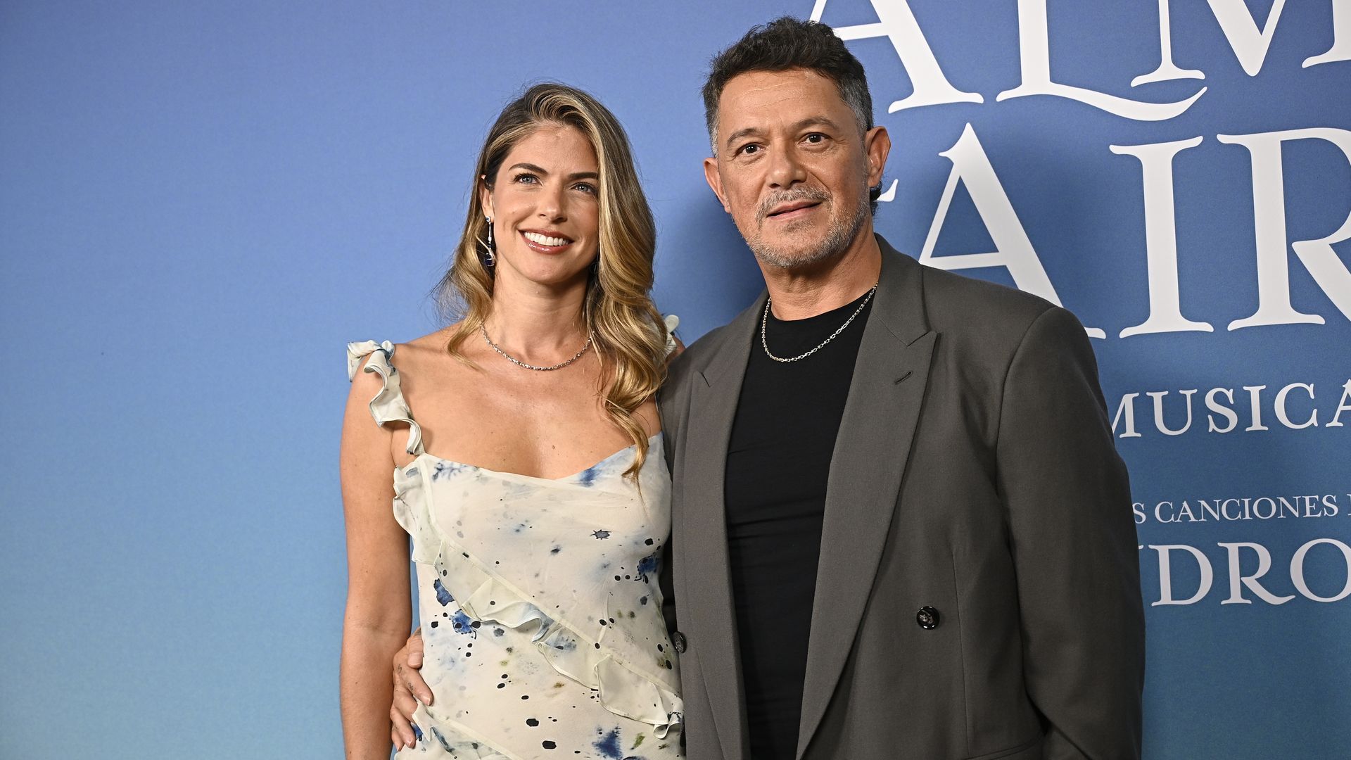 Alejandro Sanz y Stephanie Cayo