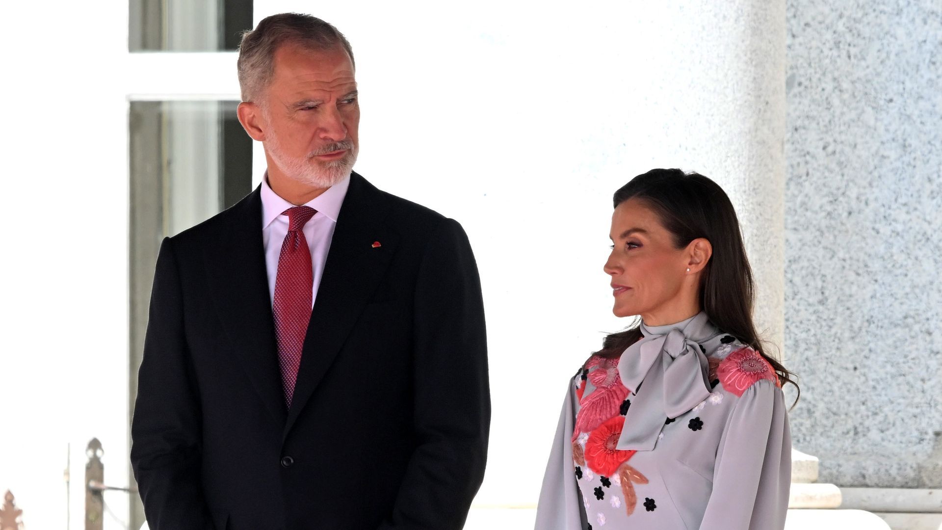 Imagen de archivo del rey Felipe VI y la reina Letizia esperando la llegada del Presidente de la República Francesa, Emmanuel Macron