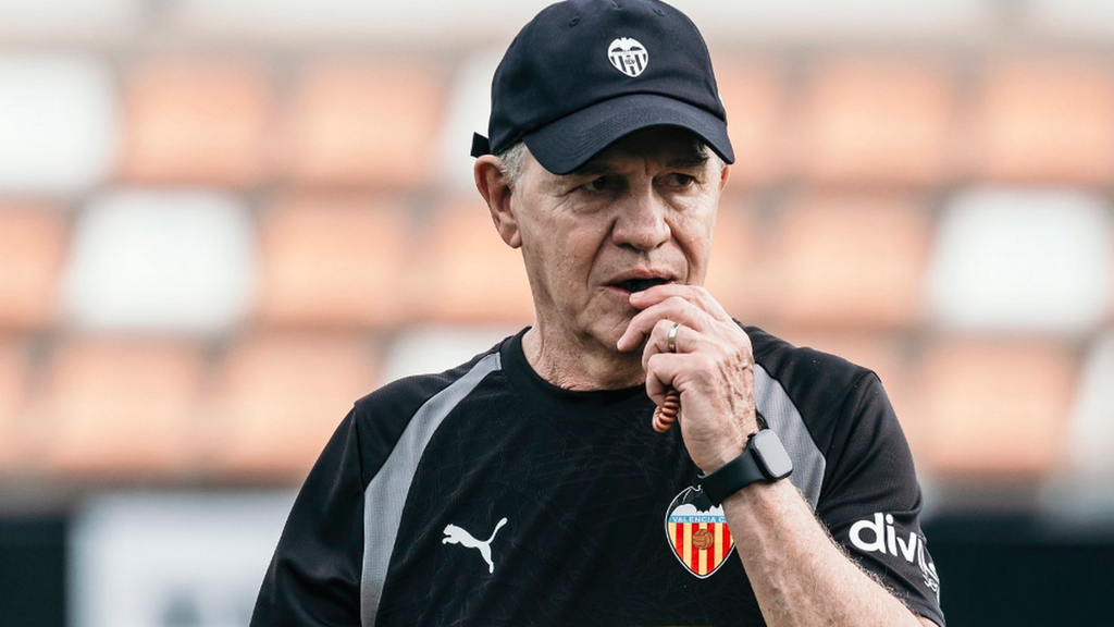 Javier Aguirre dirige su primer entrenamiento