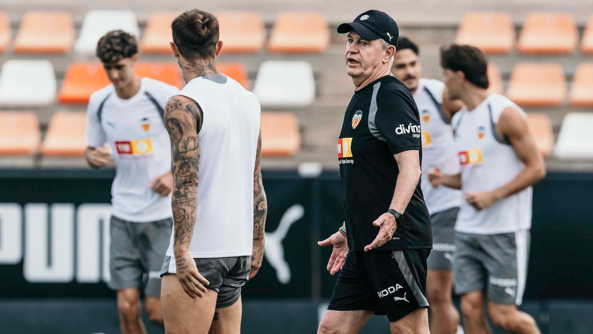Javier Aguirre habla con Maffeo