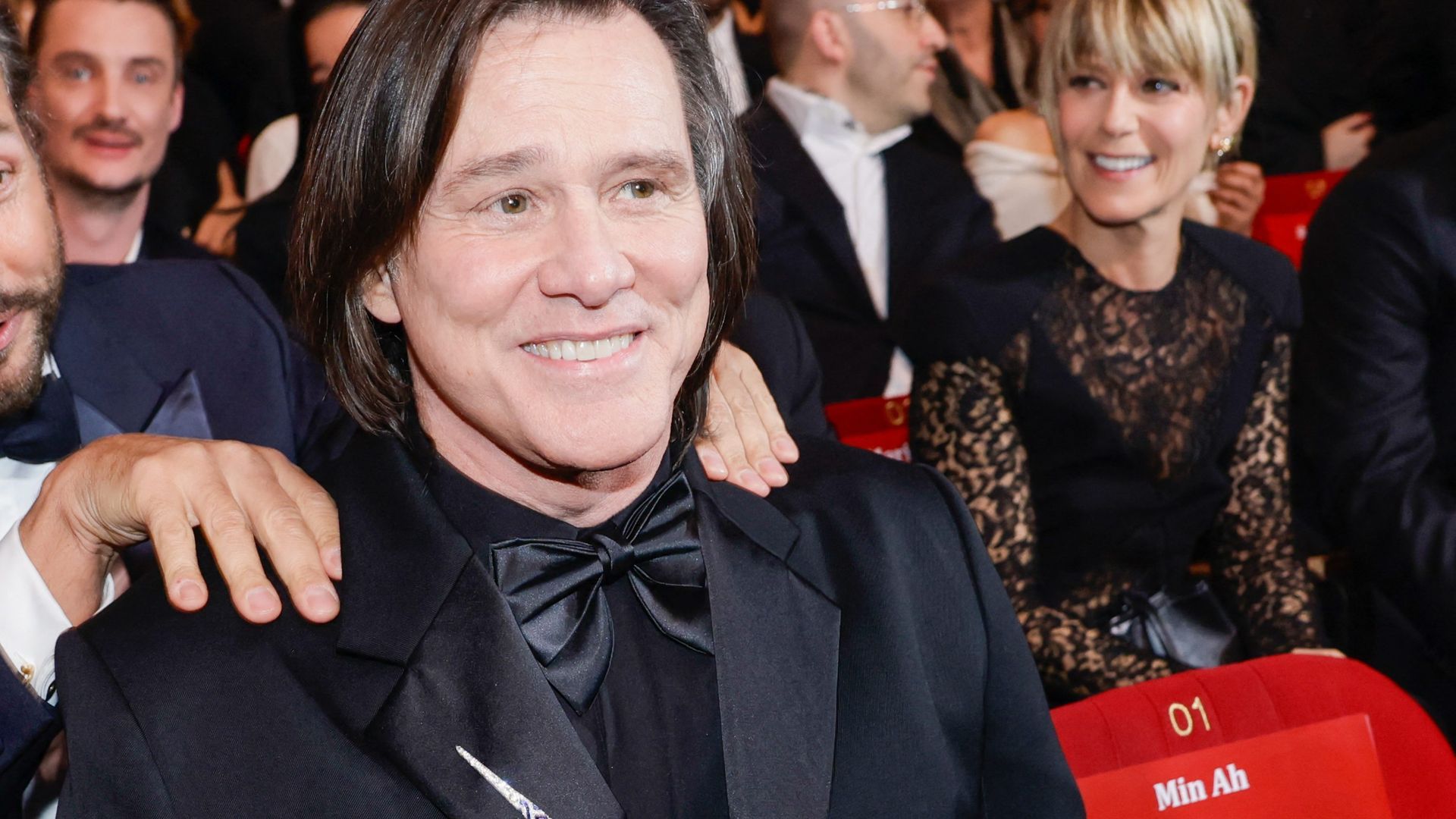 Jim Carrey en los Premios César y a su lado el asiento de su actual mujer, en el que pone su nombre