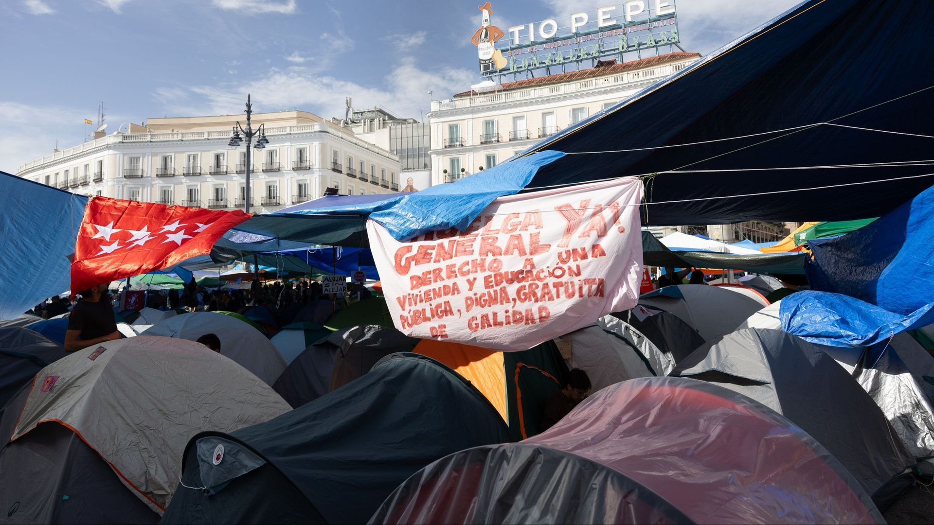 La acampada en Sol sigue creciendo y no se moverá “hasta conquistar el derecho a la vivienda”: caceroladas y protestas en toda España sin descartar la huelga general La acampada en Sol sigue creciendo y no se moverá “hasta conquistar el derecho a la vivienda”: caceroladas y protestas en toda España sin descartar la huelga general