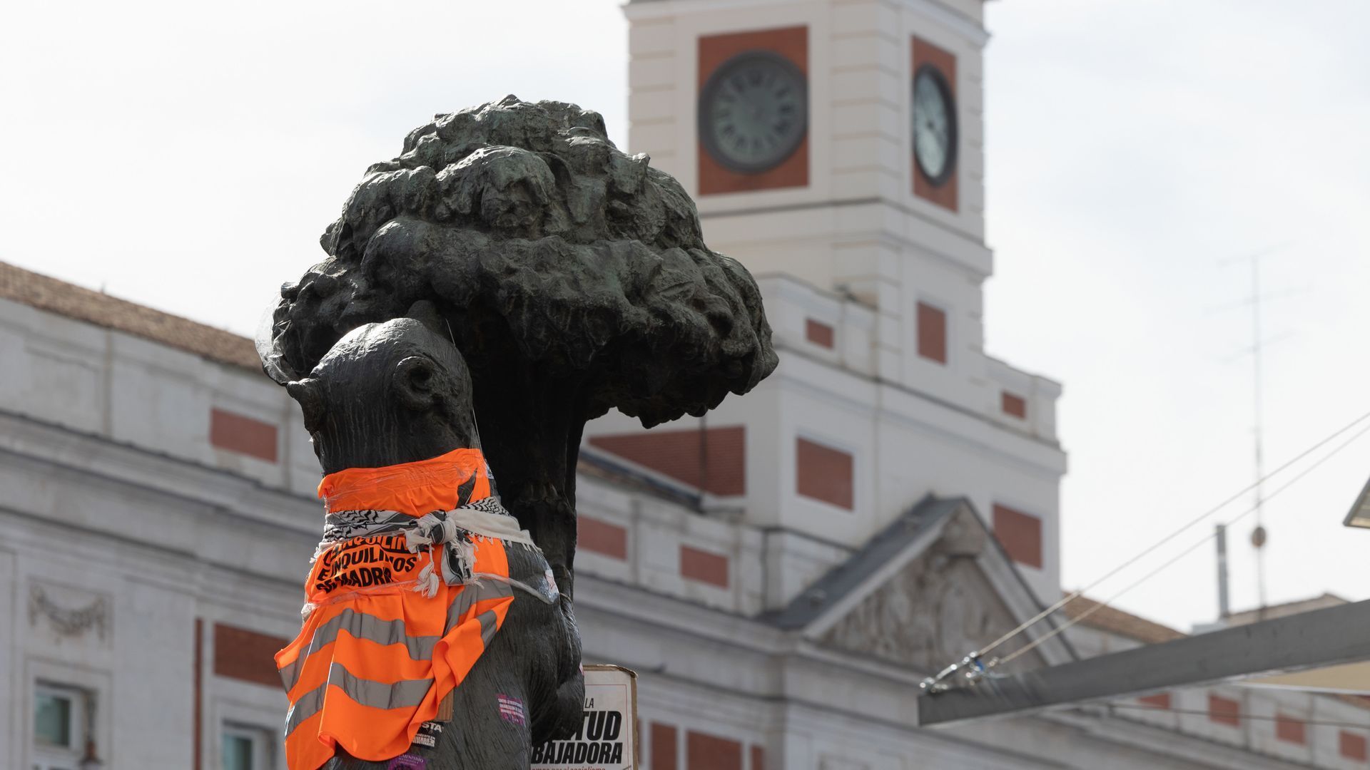 La estatua del Oso y el Madroño durante la acampada en la Puerta del Sol, a 30 de septiembre de 2026, en Madrid (España). La acampada por la vivienda instalada en la Puerta del Sol ha obligado a aplazar el montaje de la exposición '1776-We The Hispanics',