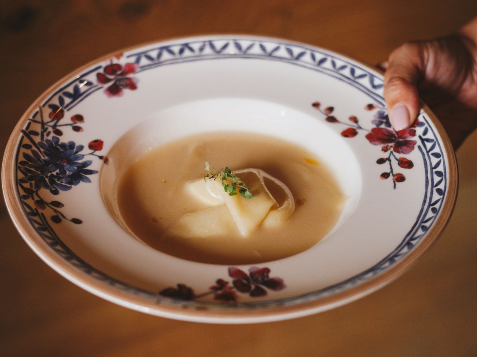 La insuperable purrusalda de La Bien Aparecida: velouté suave de ajo, crema fina de bacalao y pasta fresca