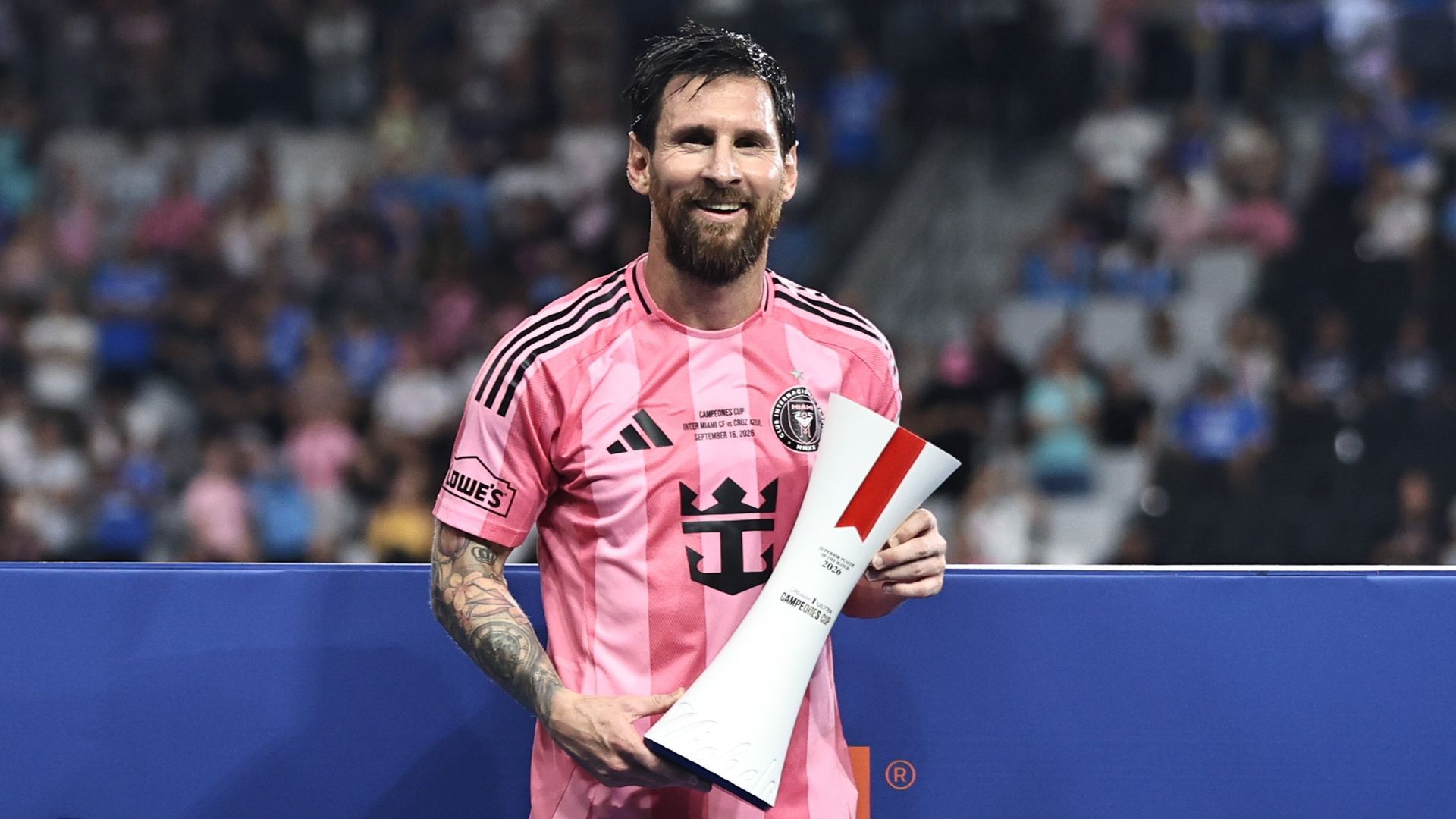 Leo Messi sostiene un trofeo con el Inter Miami Leo Messi sostiene un trofeo con el Inter Miami