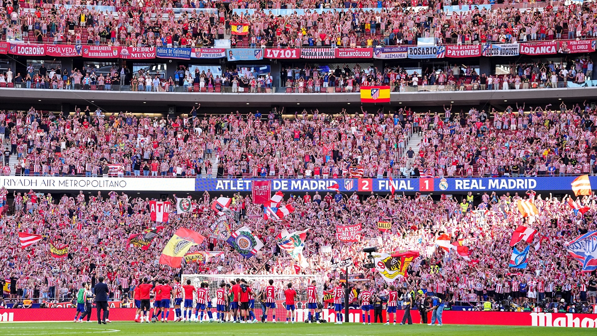 Los jugadores del Atlético de Madrid celebran el triunfo en el derbi con su afición Los jugadores del Atlético de Madrid celebran el triunfo en el derbi con su afición