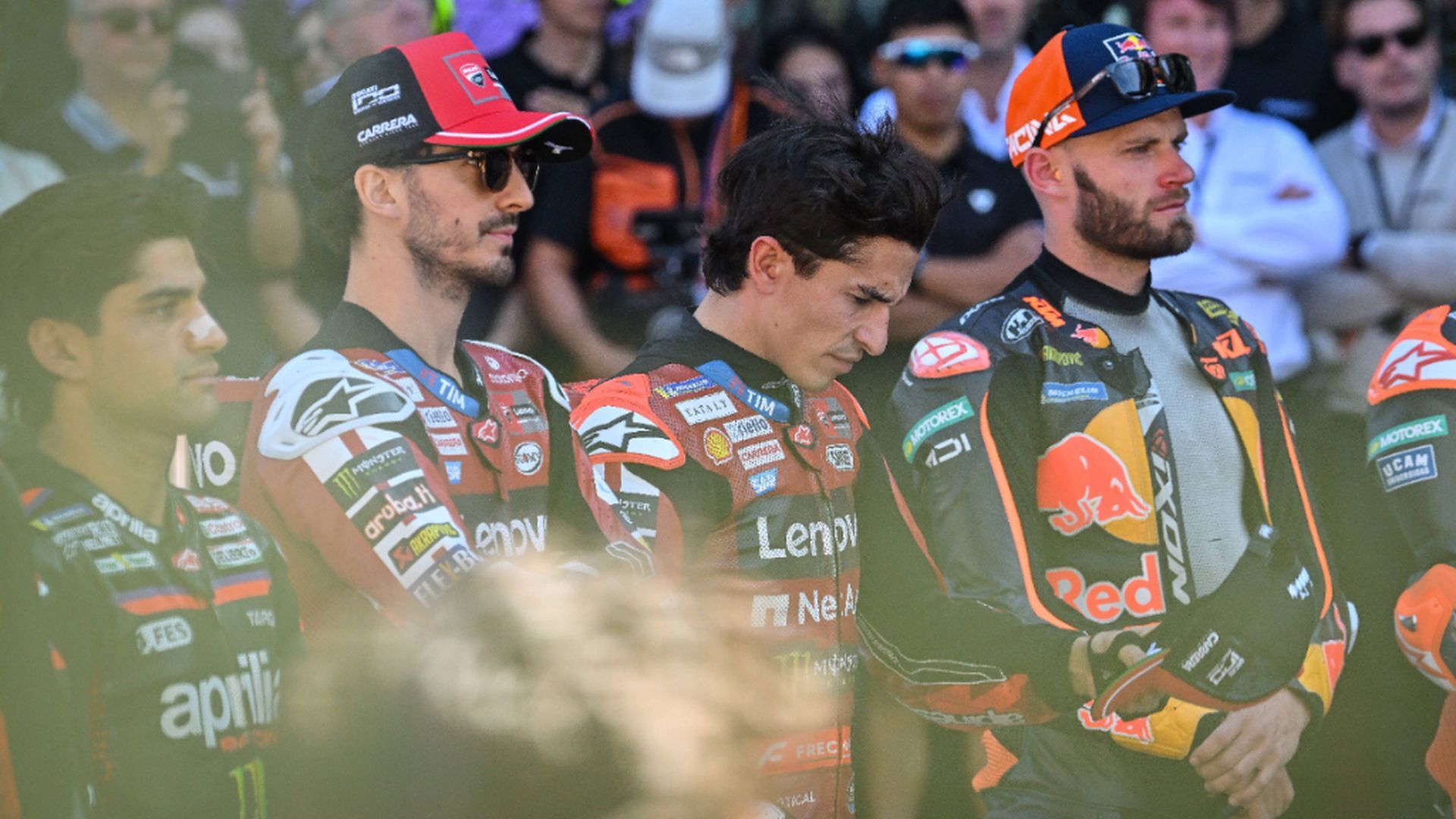 Marc Márquez, entre Brad Binder y Pecco Bagnaia, en Austria