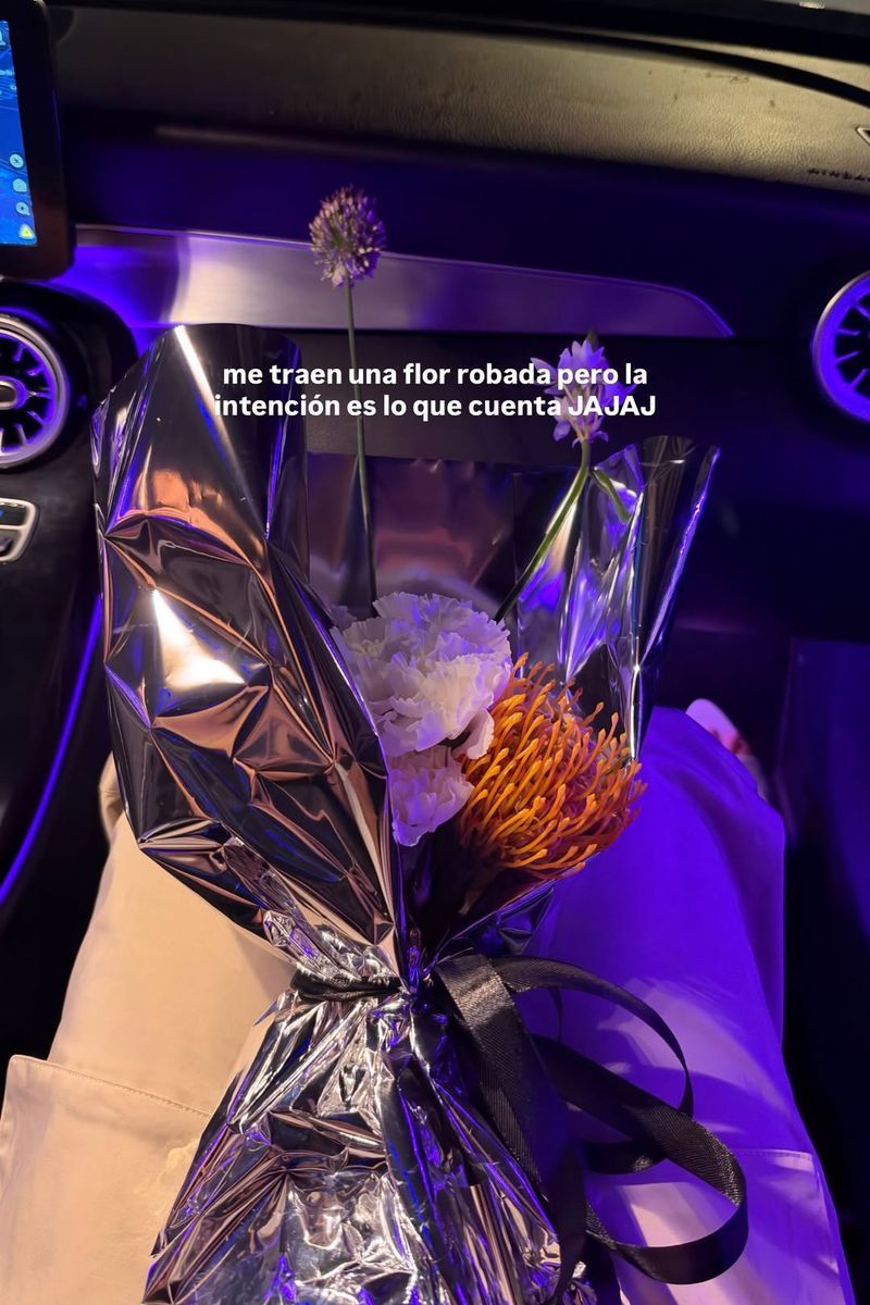 Naomi Asensi muestra un ramo de flores que le han regalado en las últimas horas