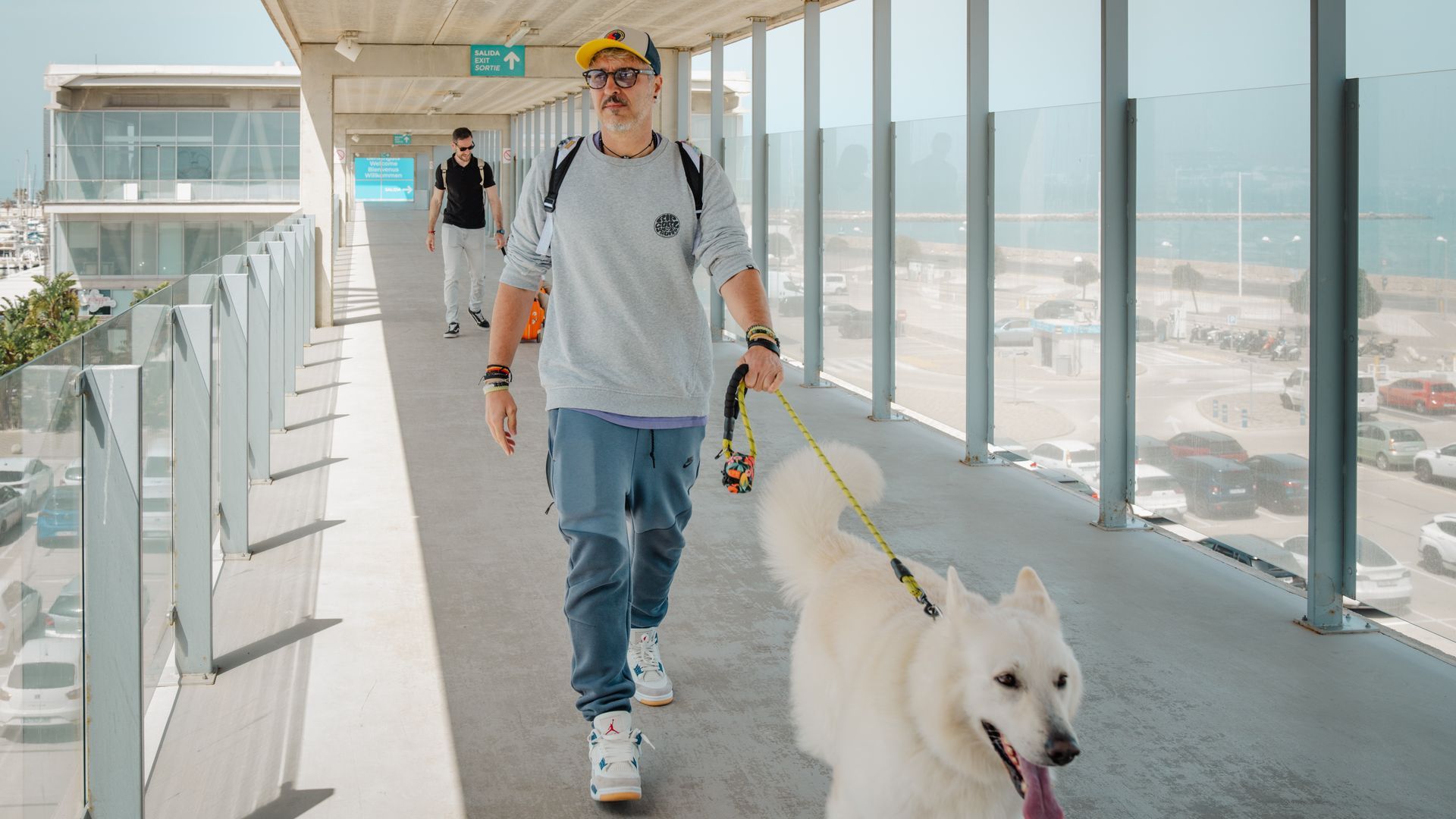 Pasajero con su mascota en un crucero Pasajero con su mascota en un crucero