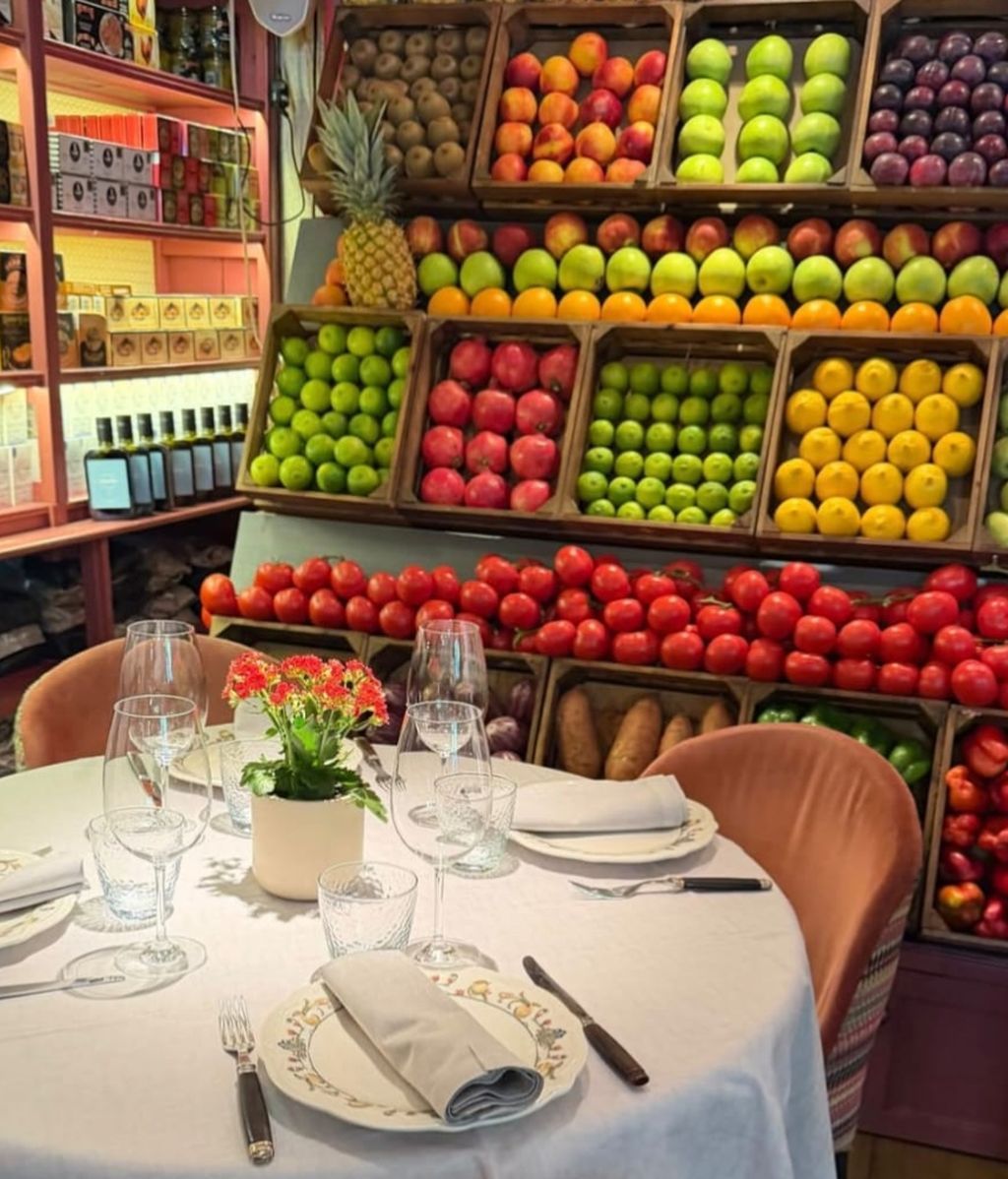 Salón interior de Ultramarinos Quintín